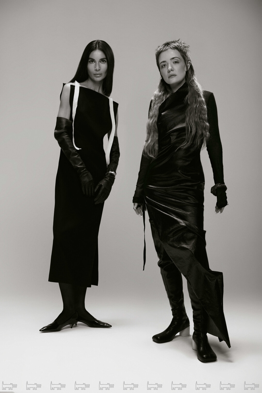 На Авдотье: платье RICK OWENS, лонгслив ANN DEMEULEMEESTER (все — ЦУМ), сапоги MAISON MARGIELA, браслеты и кольца CLASSICALORDERS На Оксане: платье
