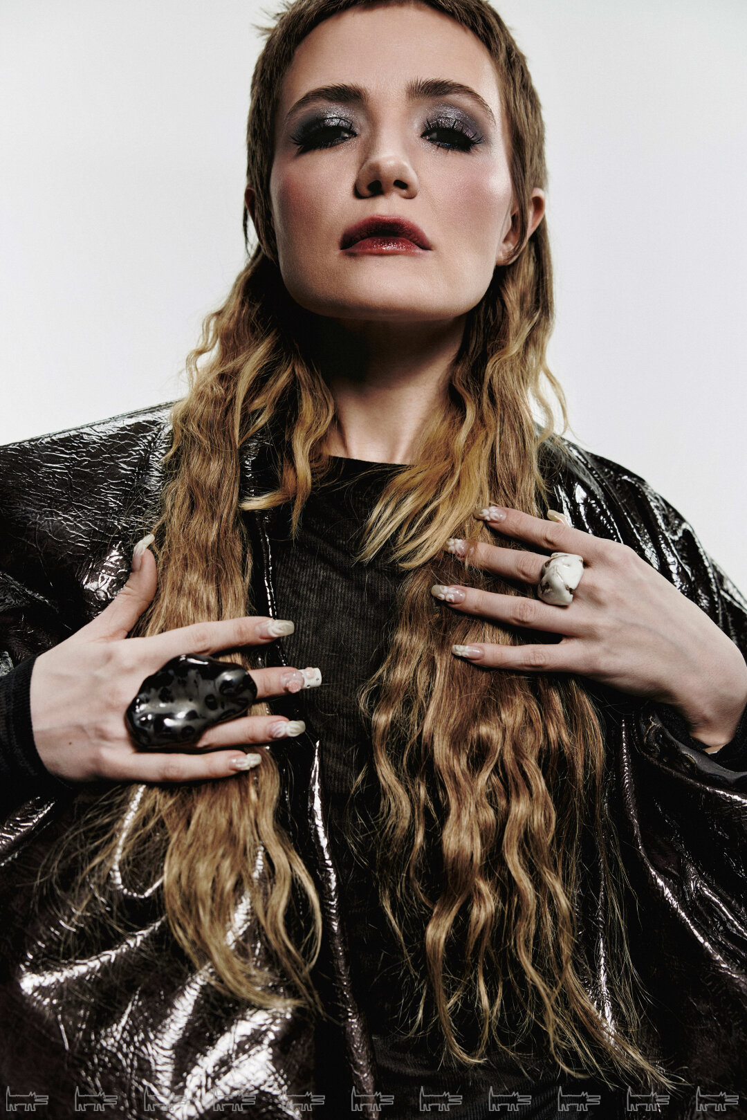 На Авдотье: лонгслив ANN DEMEULEMEESTER (ЦУМ), широкие джинсы THE ATTICO, кольца CLASSICALORDERS