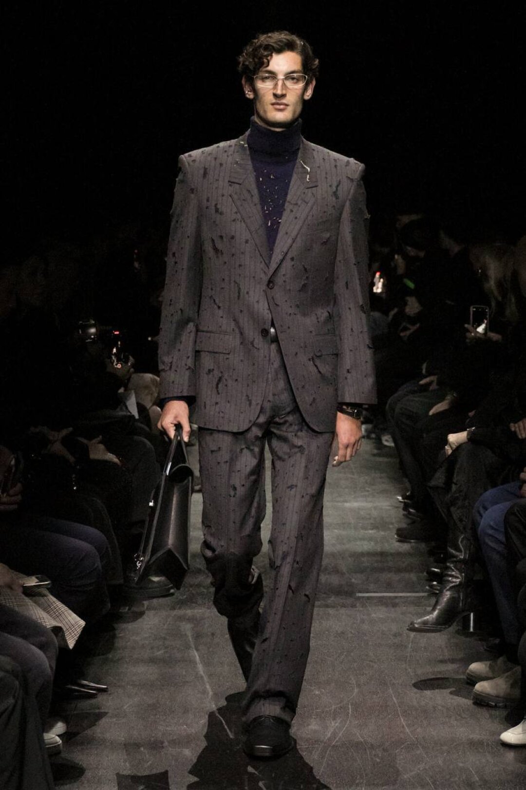 Любой костюм + кошка = офискор Balenciaga