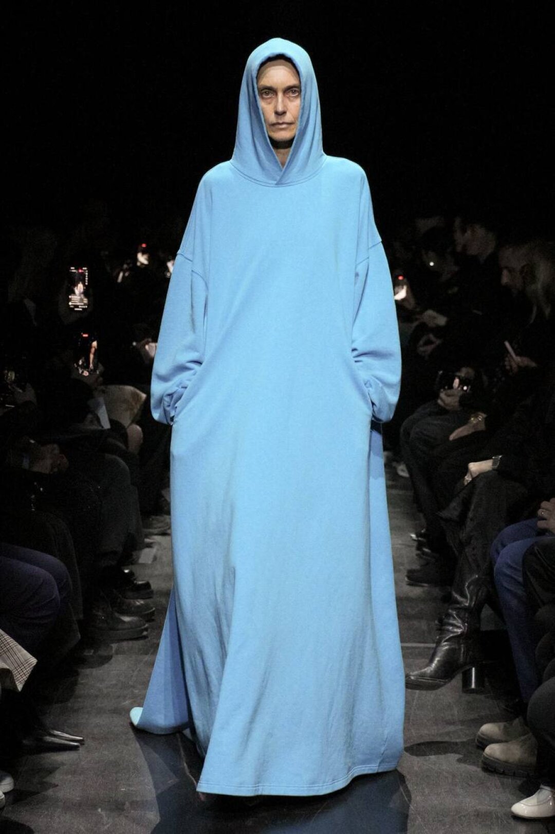 Худрук Balenciaga продолжает тему айтемов-гибридов миксом худи и макси-платья (настроение: чувствую себя везде как дома!)