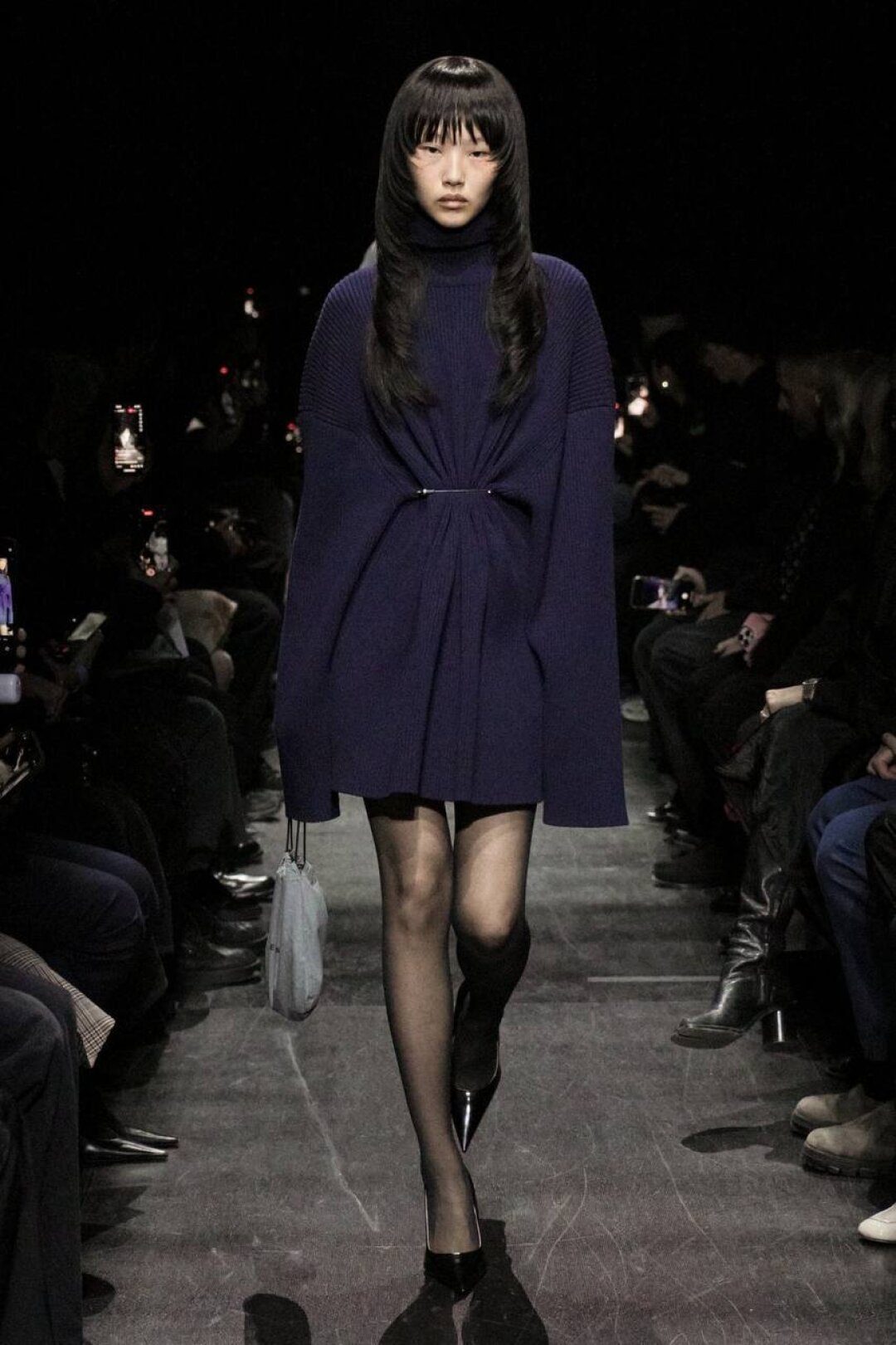 Велик свитер — не проблема: по примеру показа закалываем спереди все лишнее булавкой