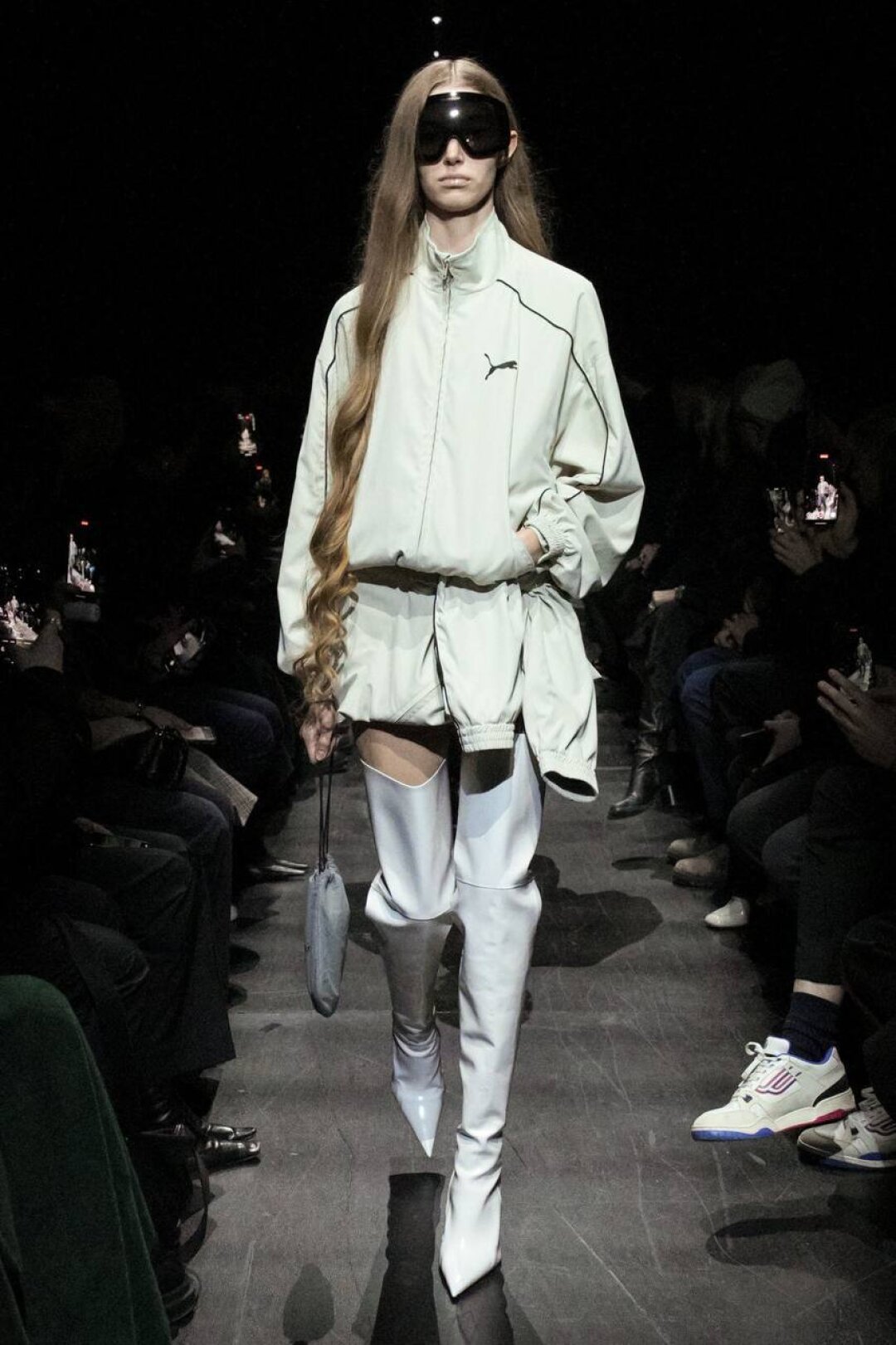 По примеру Демны мастерим из ретро-олимпийки мини-юбку