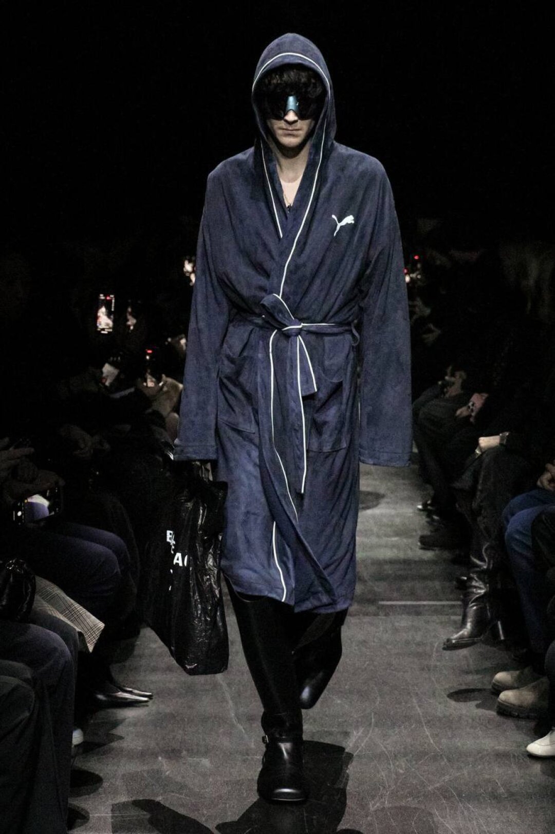 В халате с пакетом: чем не мы в ближайшем супермаркете?