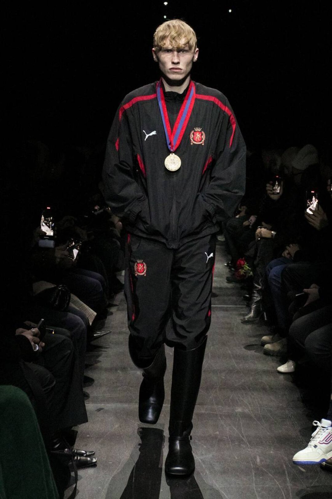 Вам медаль за вау-комбо — нейлоновый спортивный костюм и жокейские сапоги