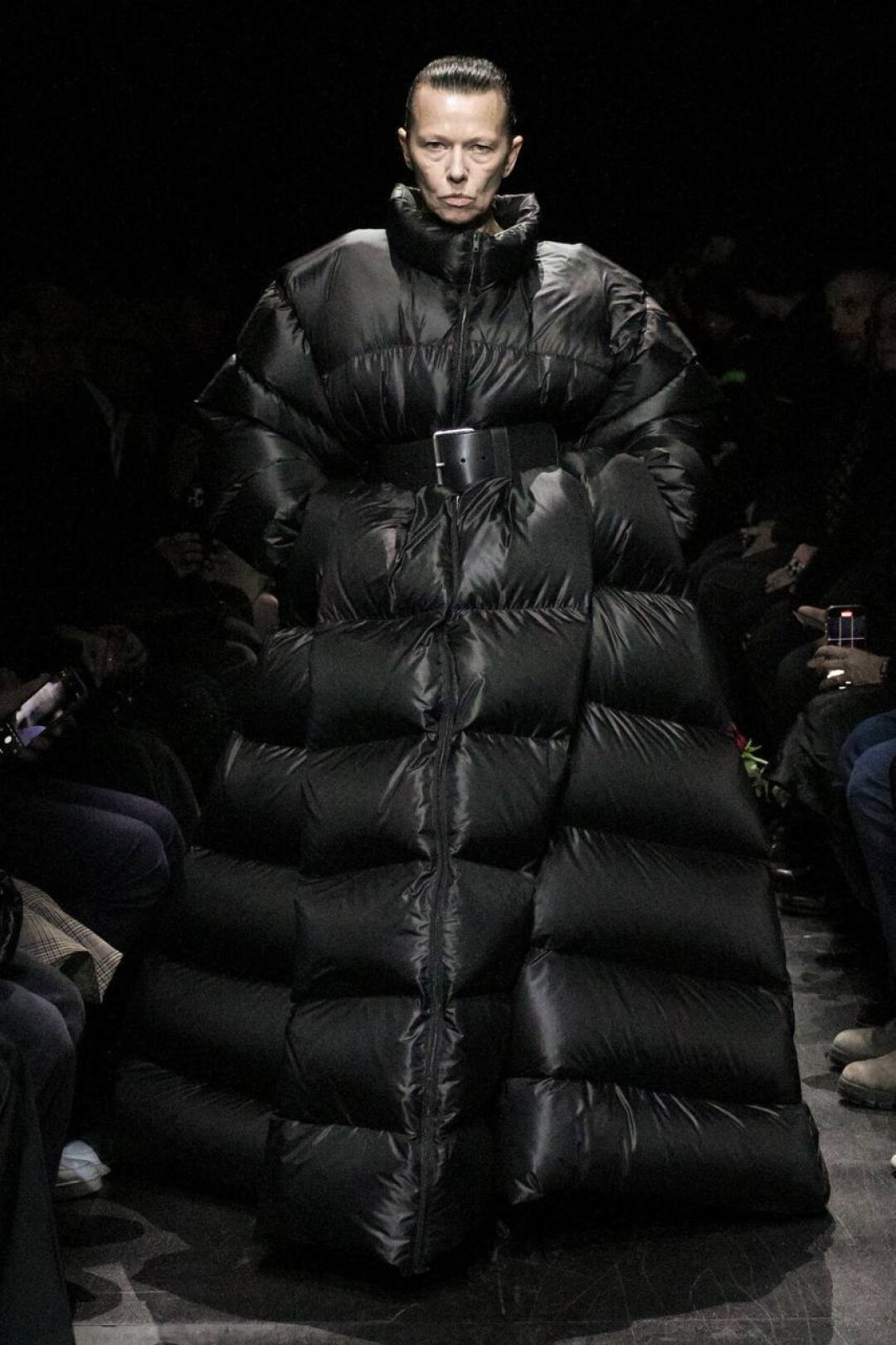 Рубрика «нам это надо»: гранд-пуховик-одеяло-палатка (при желании подпоясываем широким ремнем)