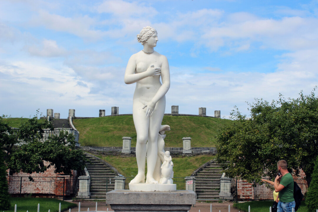 Статуя «Венера Медицейская» расположена в глубине Марлинского сада Нижнего парка ГМЗ «Петергоф»