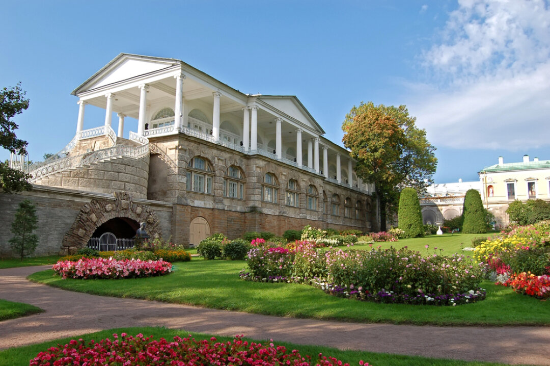 На фасаде «Авроры» — Венера Стыдливая, выполненная, возможно, по образцу статуи из гротов Камероновой галереи (грот расположен внизу слева)