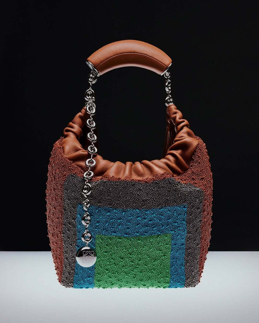 Культовые хобо Loewe, расшитые колорблок-бисером (в референсах — геометрический абстракционизм Джозефа Альберса)