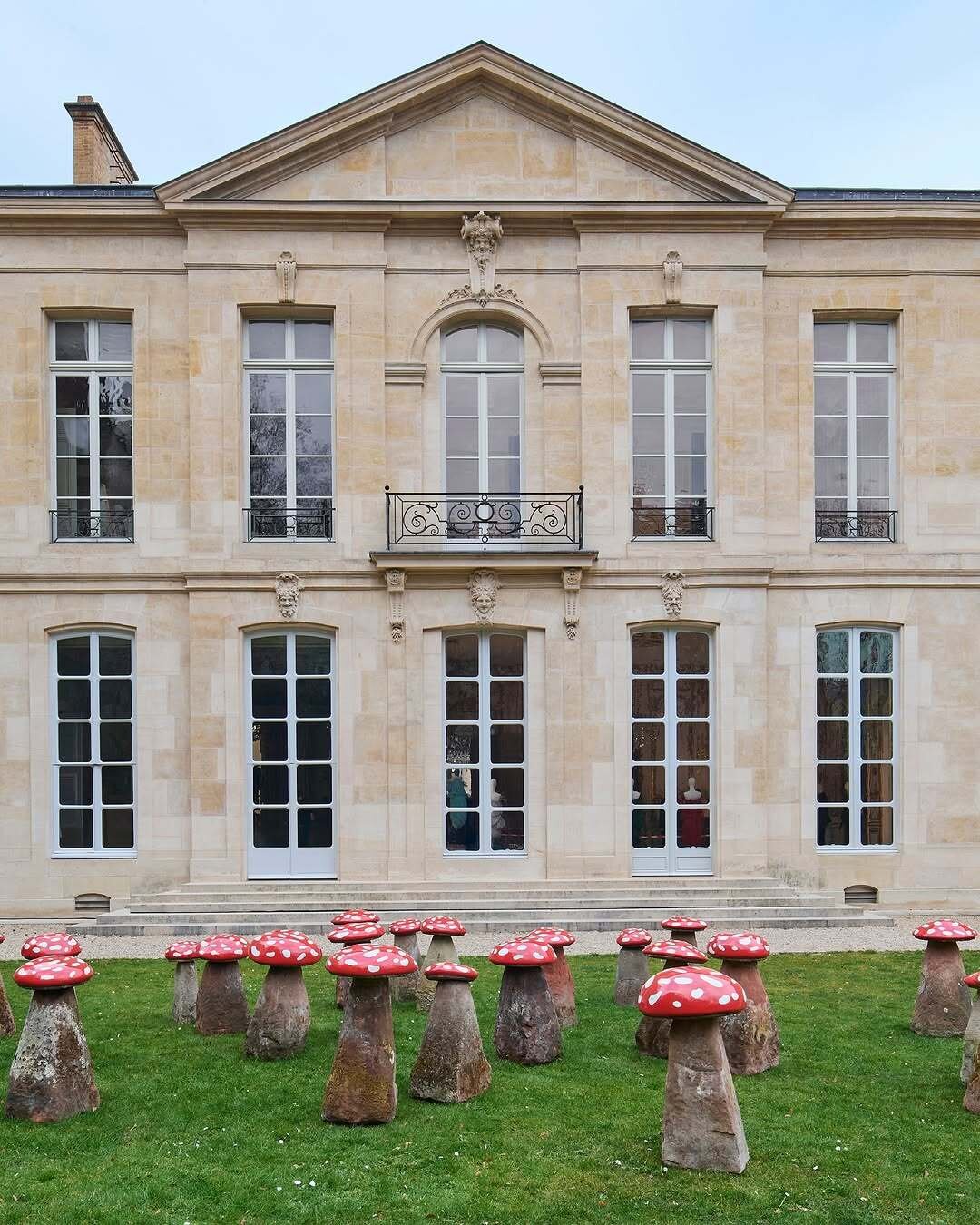 Особняк Карла Лагерфельда Hôtel de Maisons и лабиринт из арт-мухоморов