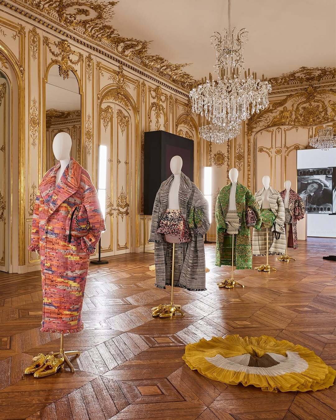 Пальто-коконы по мотивам текстильных панно Анни Альберс