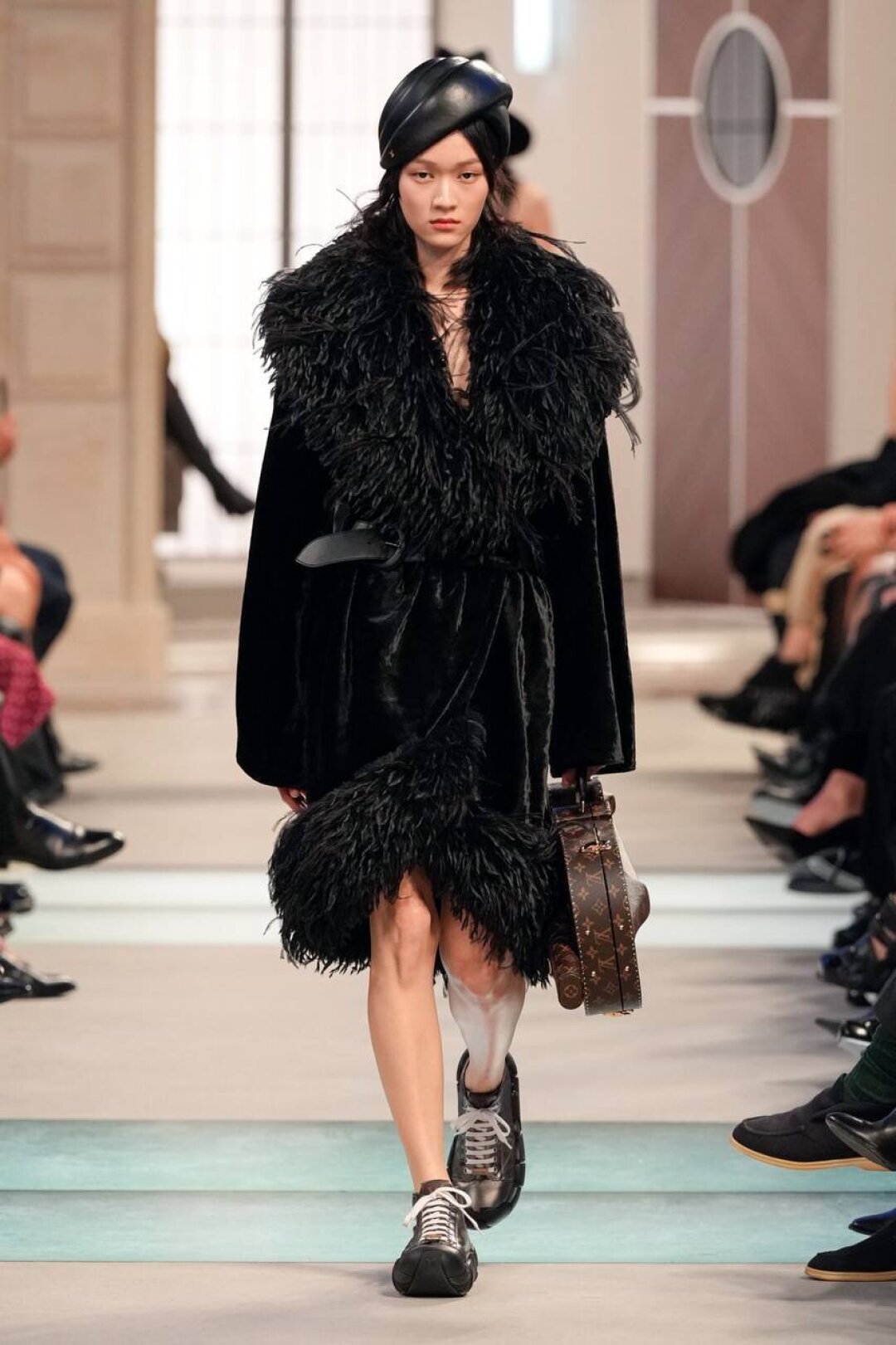 Николя Жескьер и его стимпанк-вселенная: футуристичные металлик-кроссовки плюс декадентская псевдочалма и страусиные перья