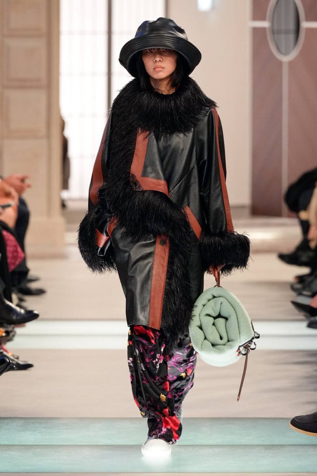 Не хайлайт, а баян: пока худрук Louis Vuitton «придумывает» сумку-плед, наши пляжные лежаки-шоперы знакомы всему черноморскому побережью