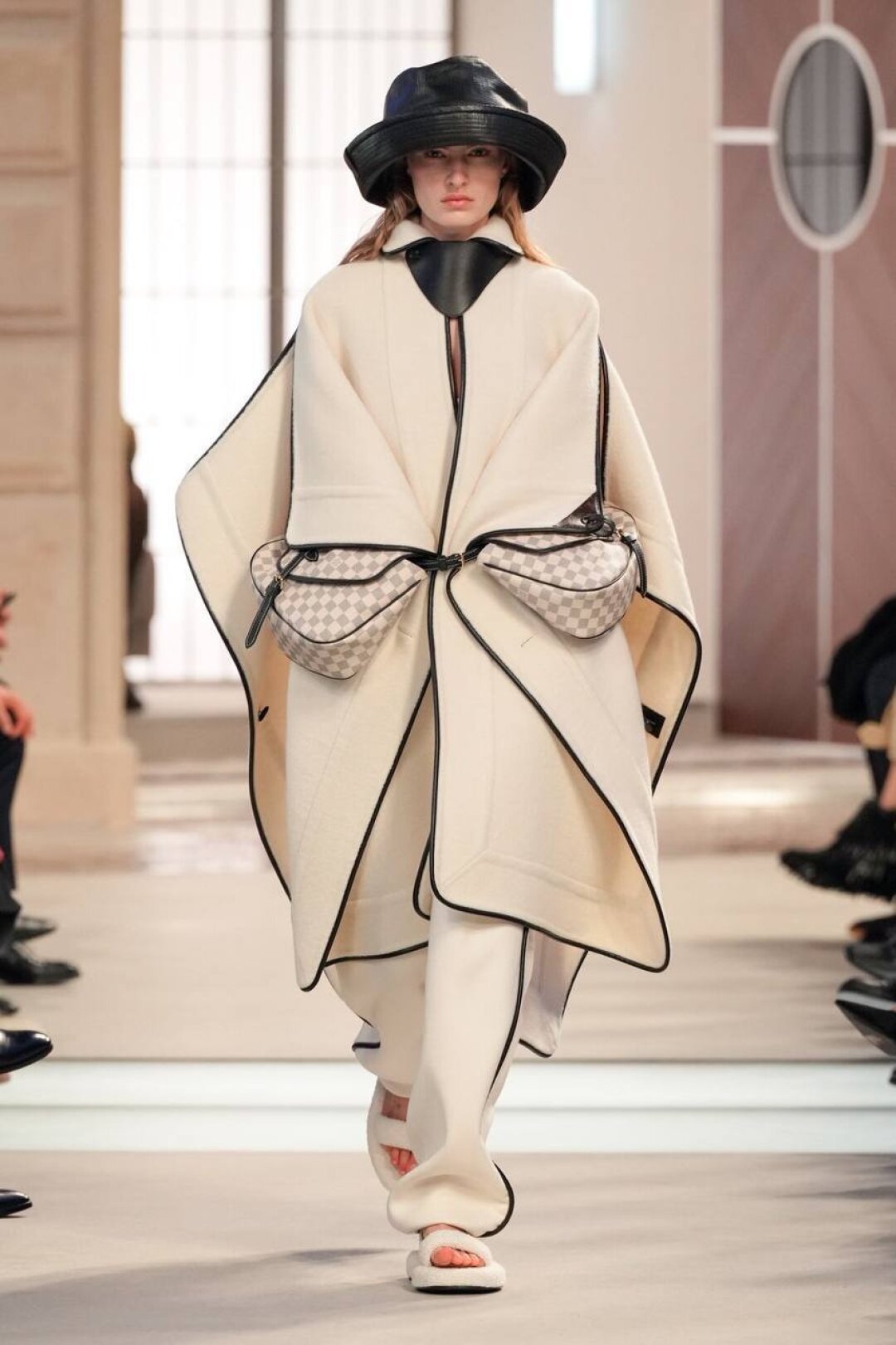 Это тренд: поясные гранд-сумки (до этого заметили на показе Ferragamo!)