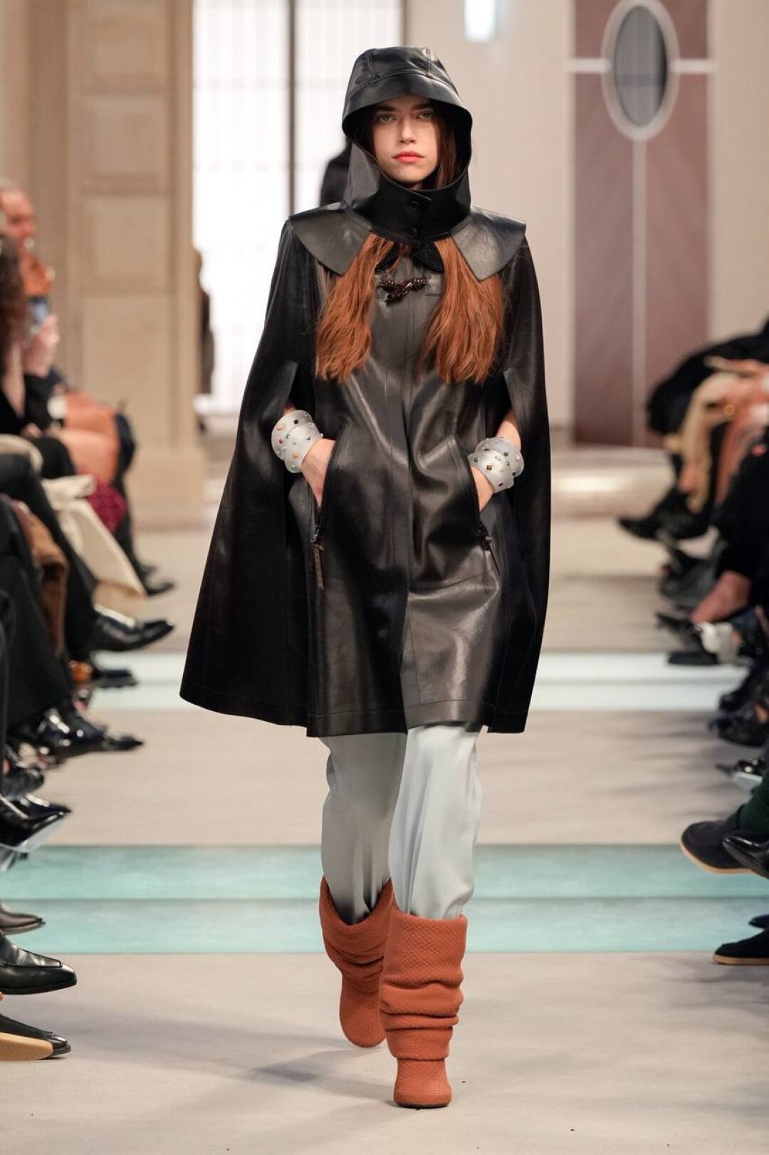 Рубрика «нам это надо»: кожаный кейп в тандеме с накладным капюшоном (легко уйдет в свободное фэшн-плавание при поддержке жакетов и тренчей)