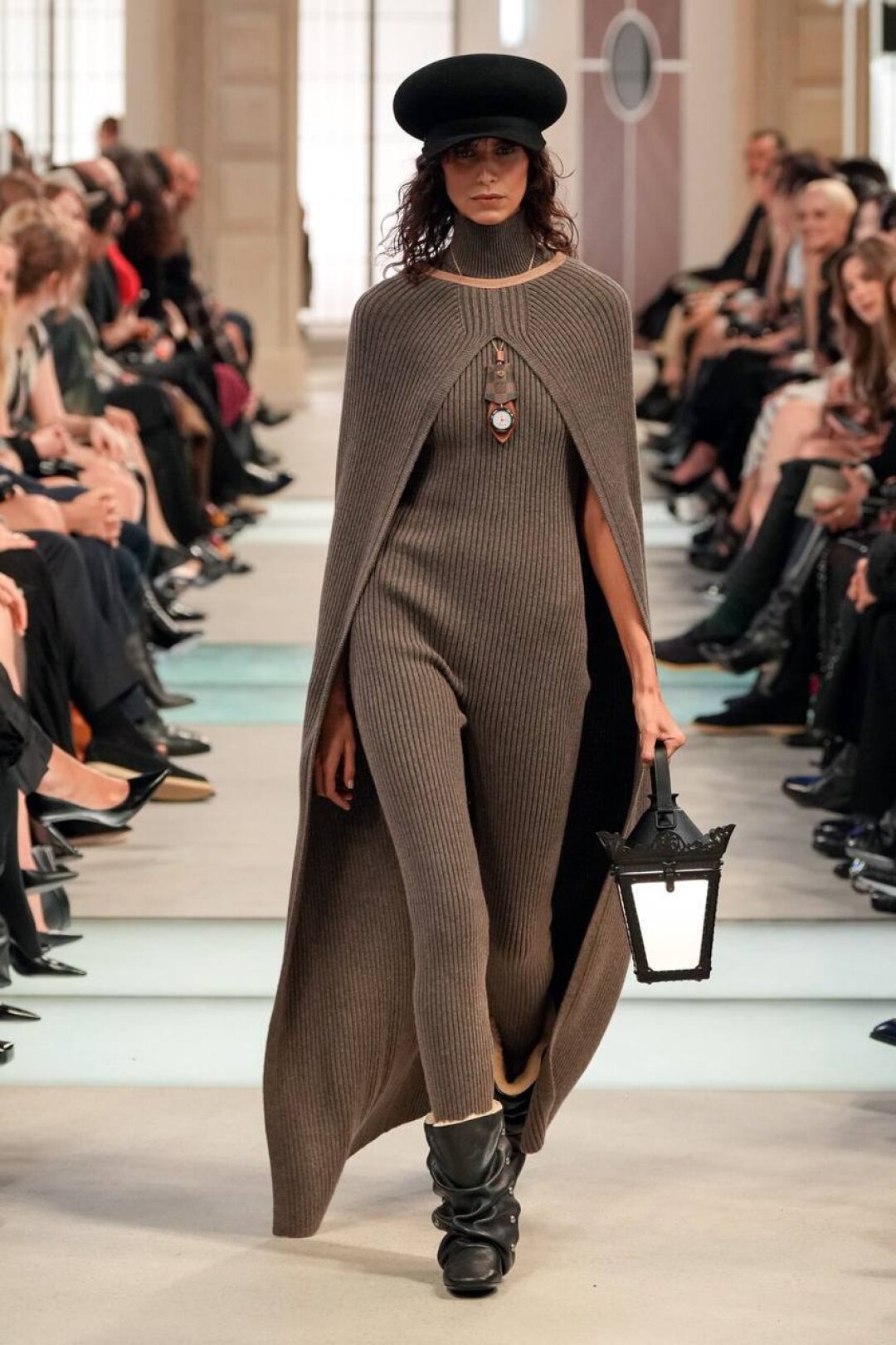 В условиях житейской бури спасаемся кулонами-компасами и сумками-фонариками