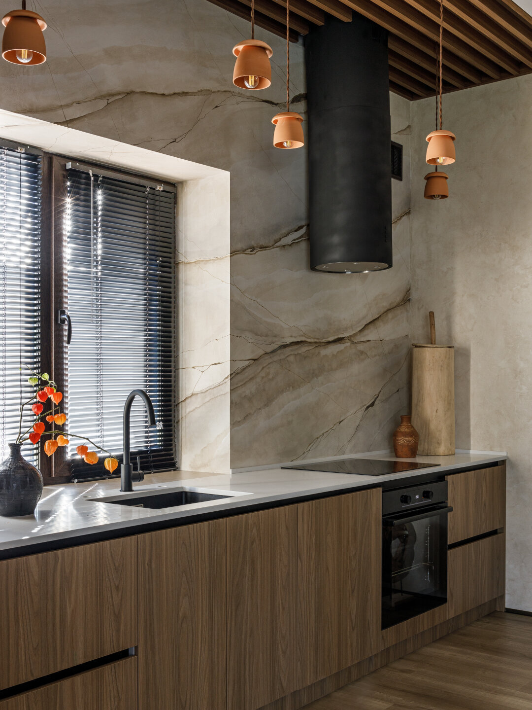 Столешницу из кварцевого камня изготовила компания ARQuartz. Этот материал обладает высокой прочностью и устойчивостью к царапинам