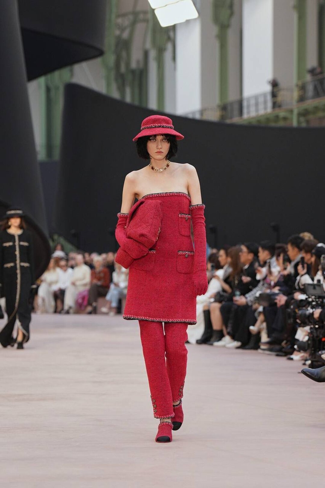 По примеру Софии Стейнберг примеряем шляпку Шапокляк (но за пределами тотал твида, заклинаем!)