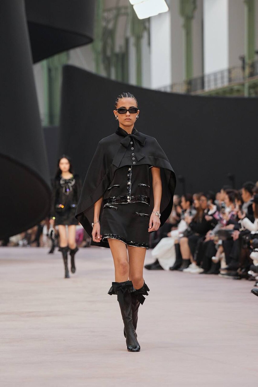 Это тренд: пелерины всех мастей (у Chanel, естественно, с бантом!)