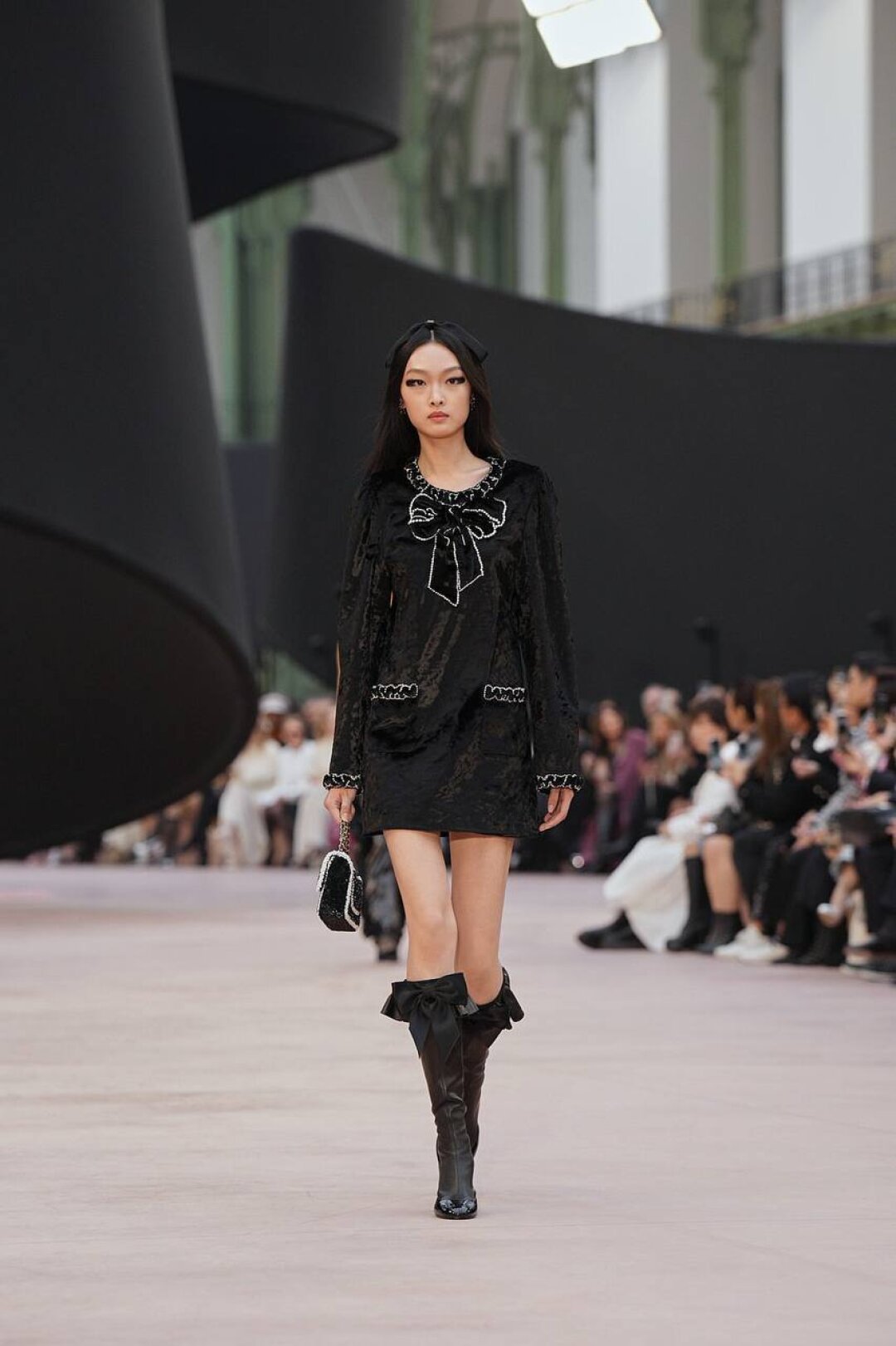 Имитация pussycat bow — изобретение главной фэшн-соперницы Шанель Эльзы Скиапарелли, которая придумала украшать ими вязаные джемперы (так и слышим