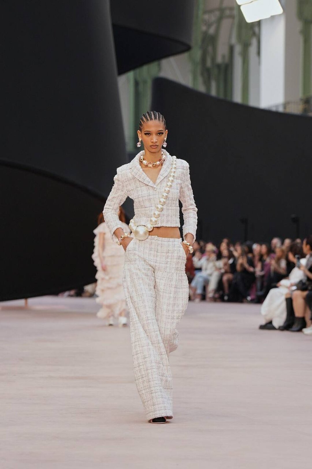 Гранд-сотуары — гиперболизированная версия любимого ювелирного айтема Коко Шанель