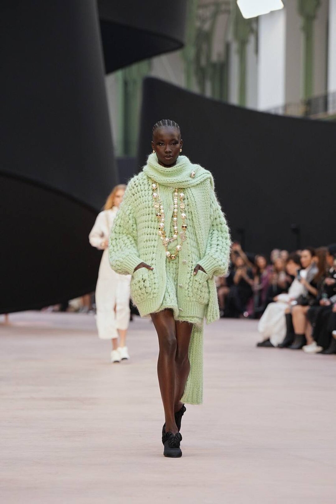 Говорим «да» суперобъемным кардиганам и оттенку фисташкового мороженного