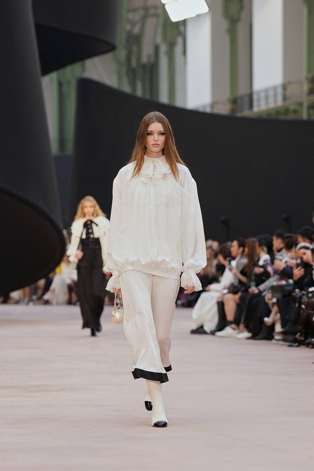 Жемчужины переквалифицировались в сумки, но лучше бы оставались колье (симпатично — да! удобно — сомневаемся!)