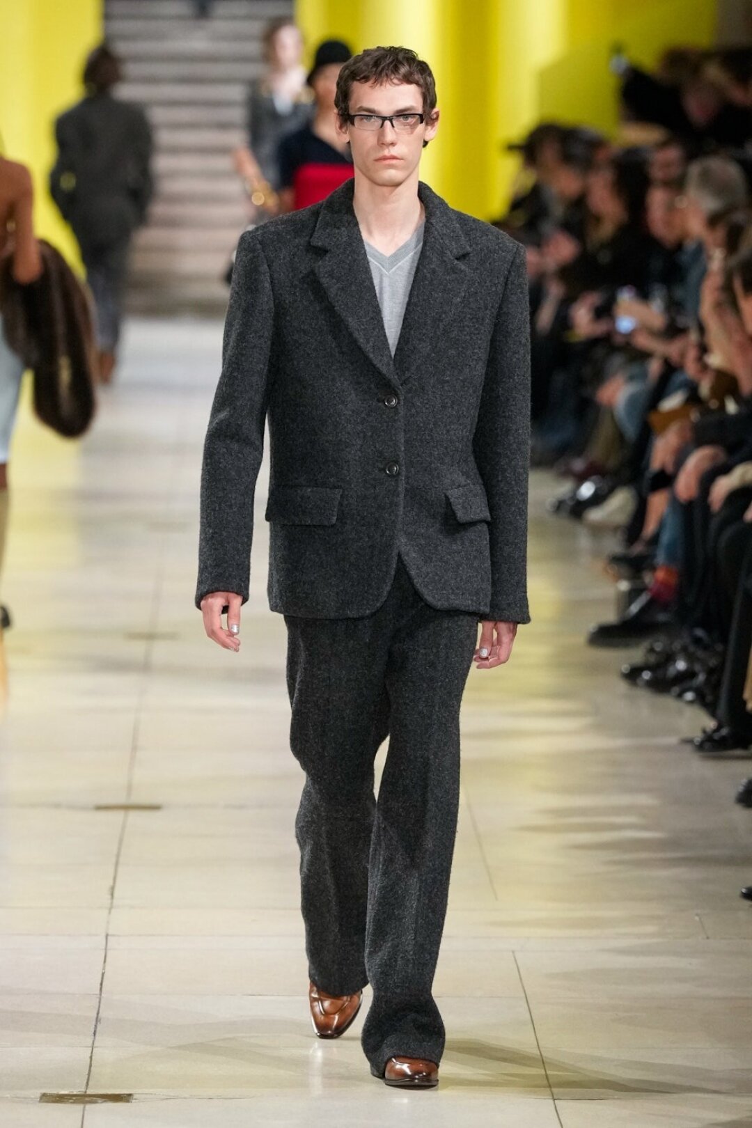 Модель Саша Гордеев в суровом офискорном костюме