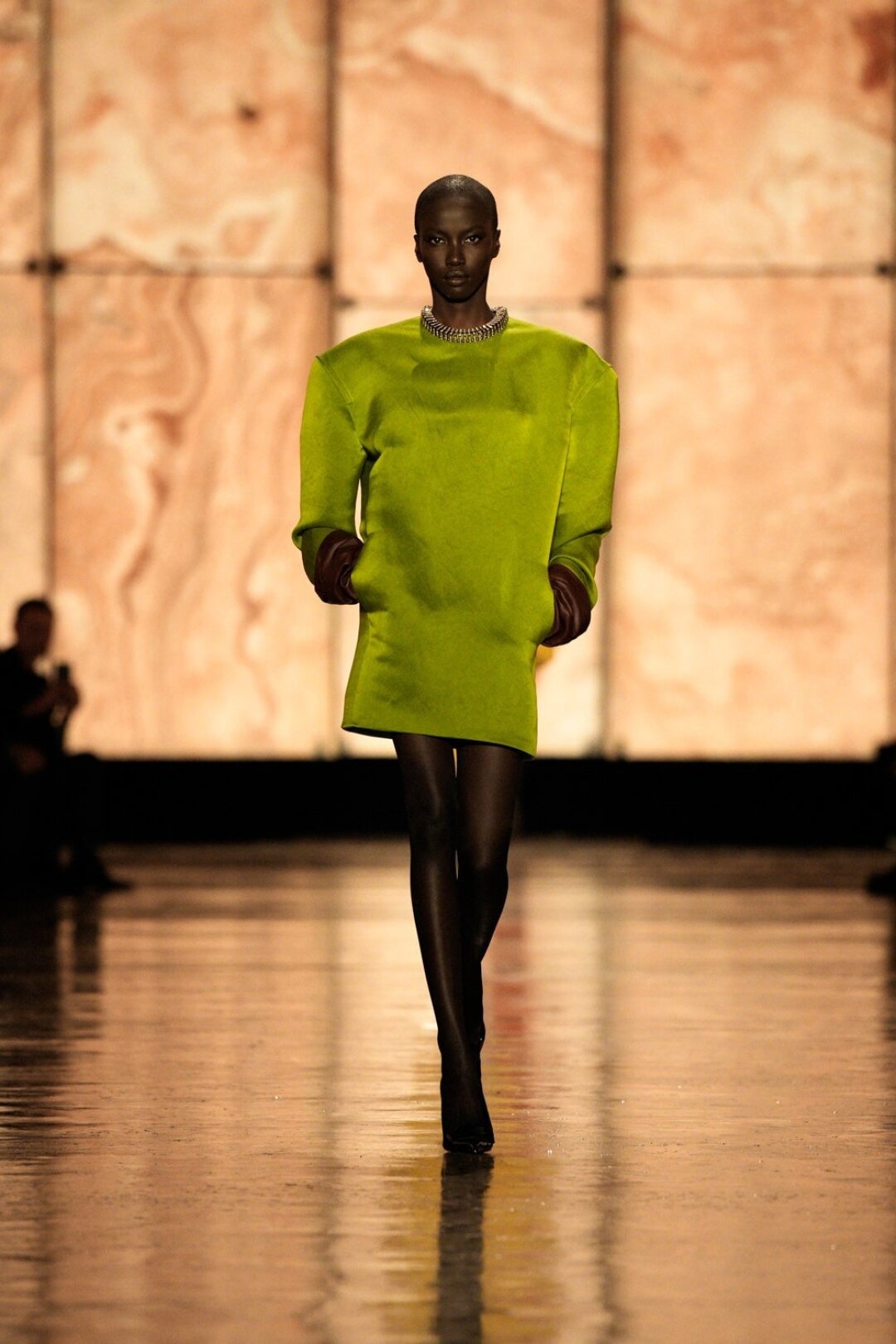 Оттенок салатового, перекочевавший к нам с брюк из весенне-летней коллекции YSL 1998 года (первой их как раз примерила Амалия Вайрелли!)