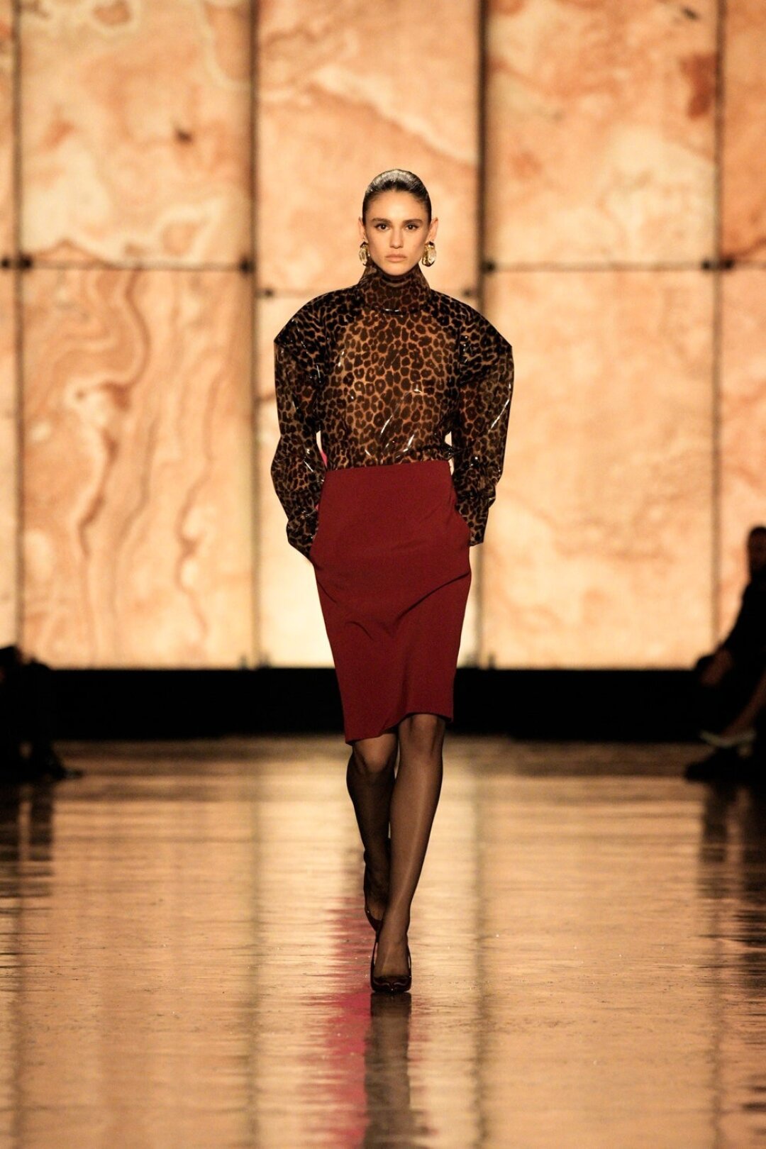 Миксуем каноничную юбку-карандаш с леопардовым полупрозрачным топом