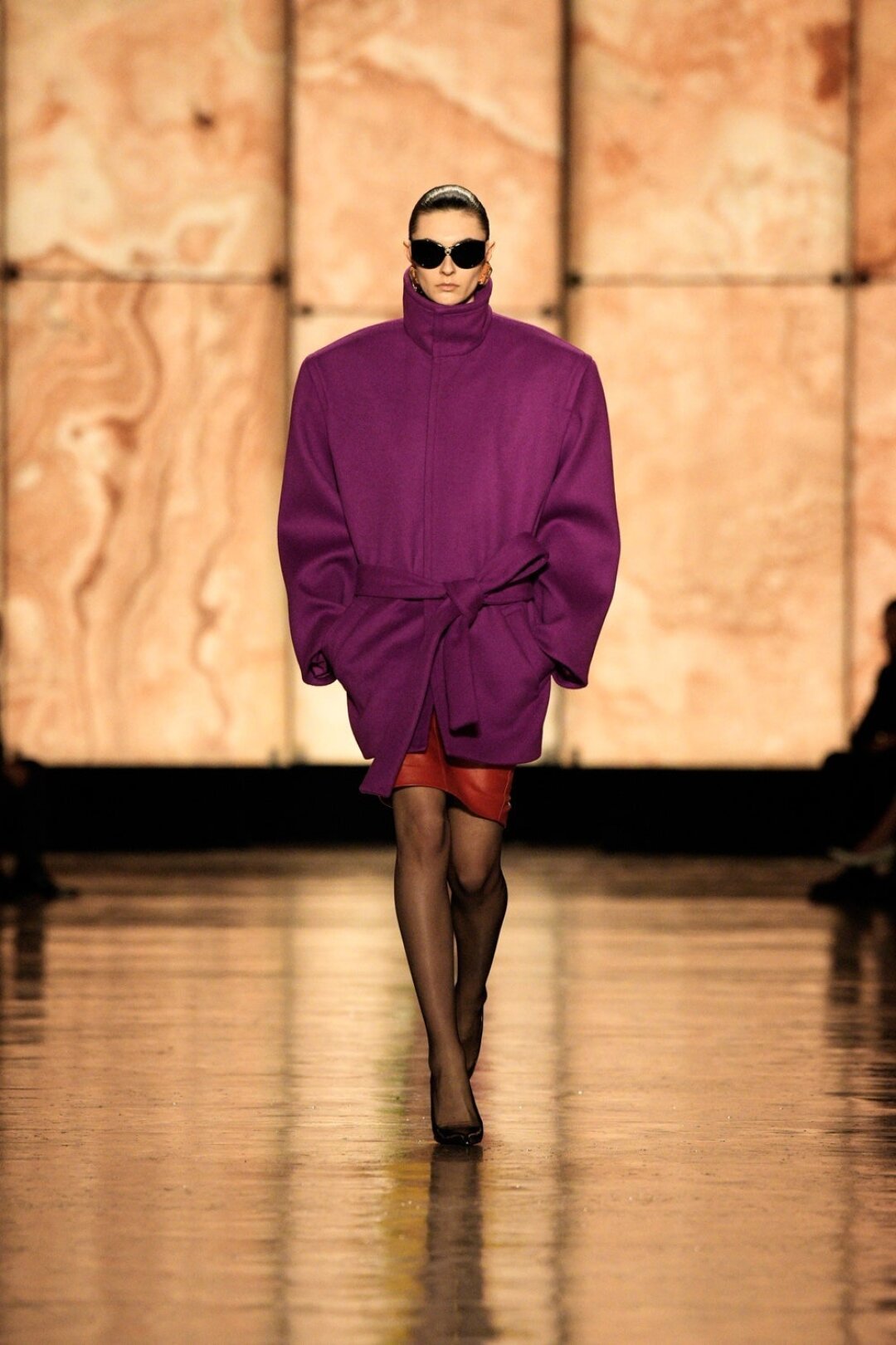 Фиолетовый оттенок тоже близок Амалии Вайрелли — в платье синонимичного окраса она вышла на подиум YSL FW'1980