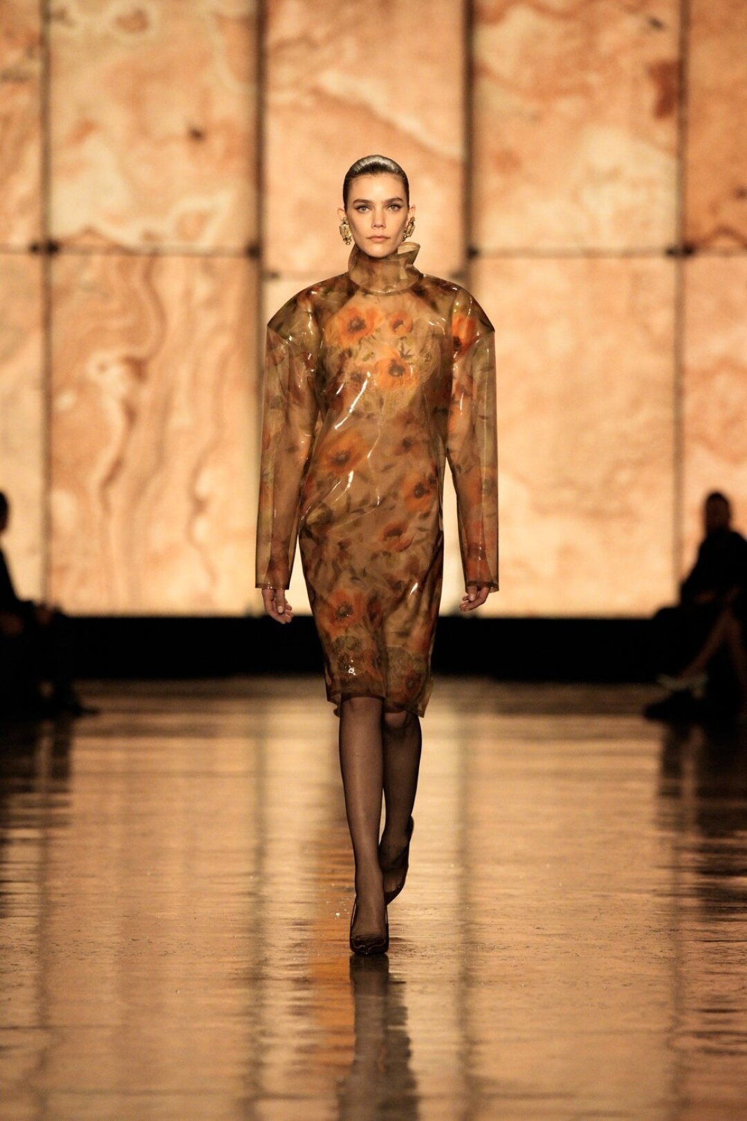 Цветочный принт, синонимичный flowercore-паттерну из весенне-летней коллекции 1983 года