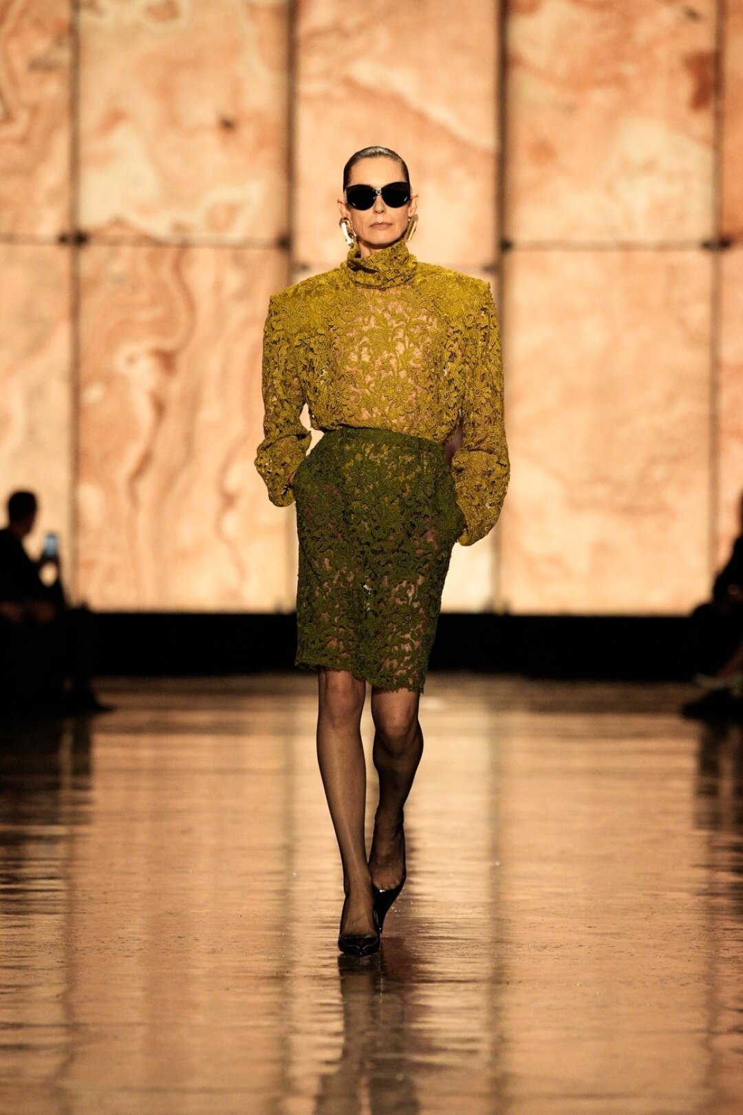 Вслед за кружевом Энтони Ваккарелло второй сезон подряд возвращает нам гипюр