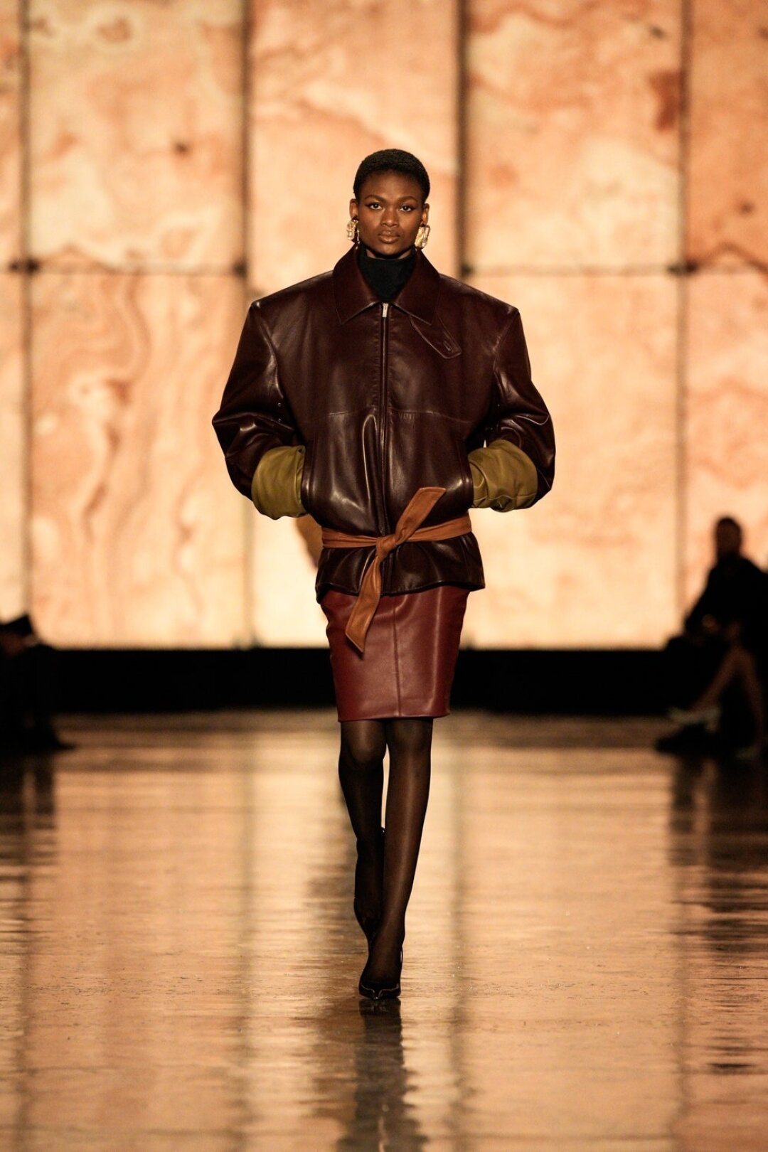 Энтони Ваккарелло подвязывает акцентным бантом фирменные могучие кожанки