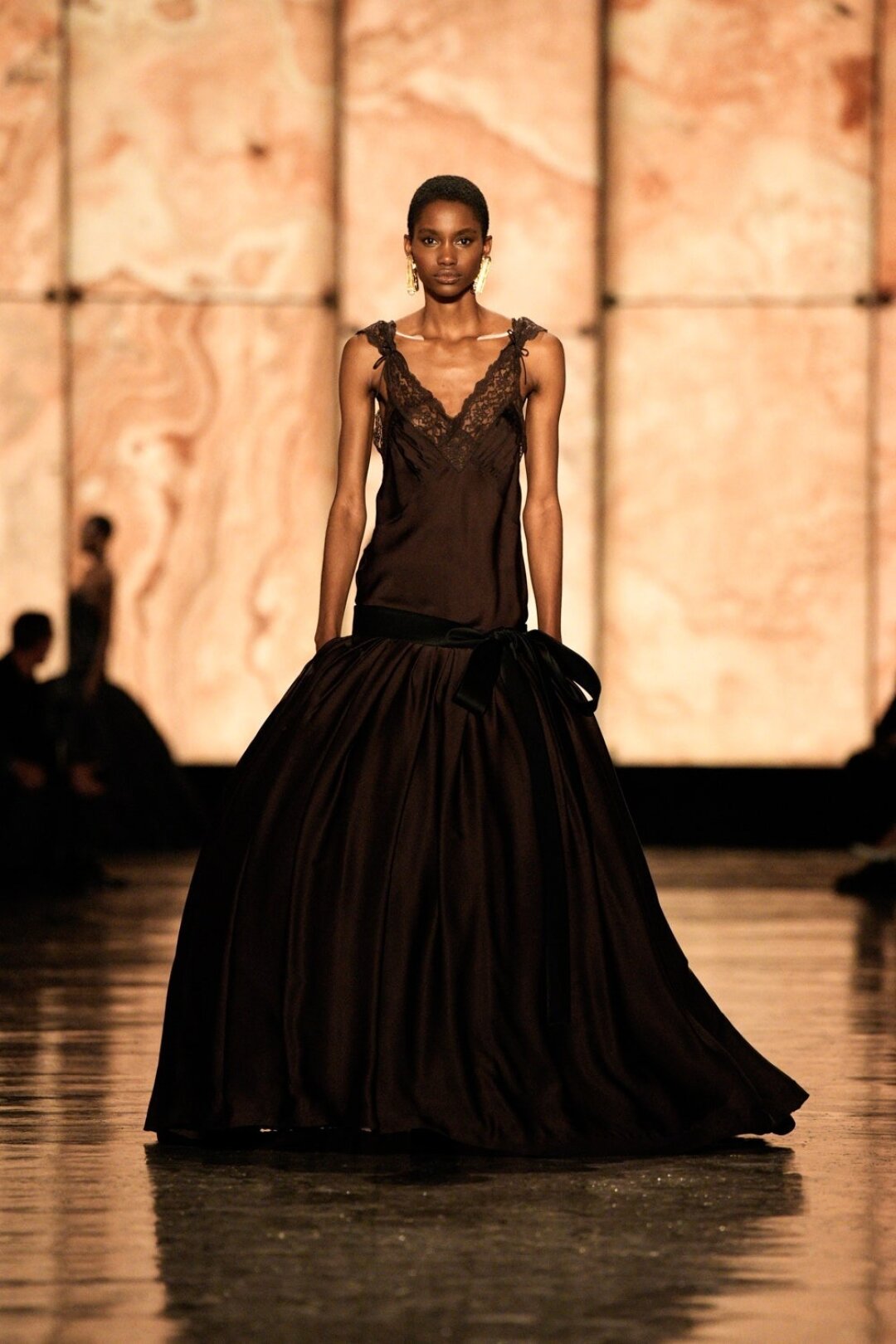 Ключевые ингредиенты платья-медузы — низкая талия + кринолин + бантик + кружево