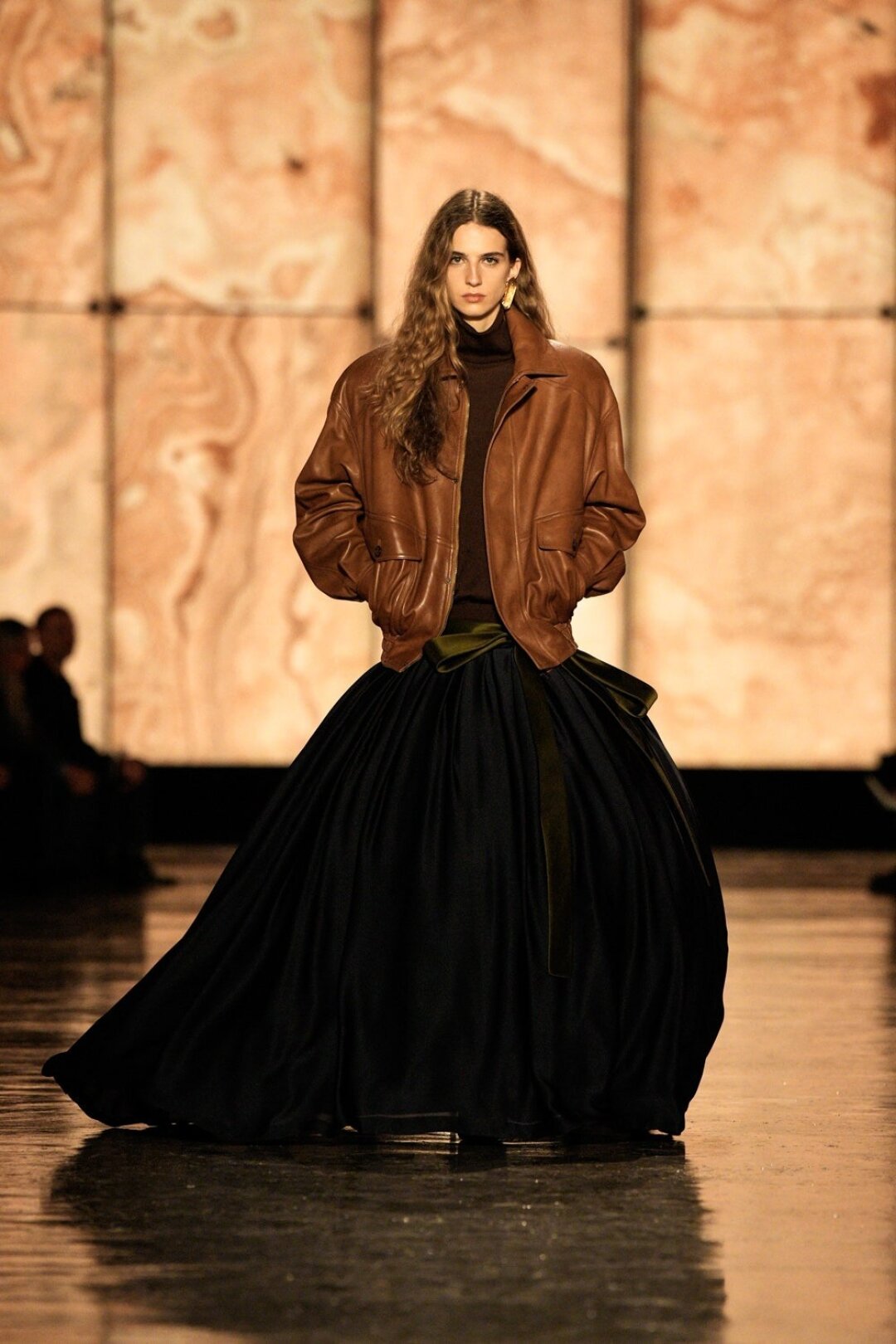 Платье-шоустоппер — кринолиновая медуза, который Saint Laurent советует мэтчить с водолазкой и кожанкой