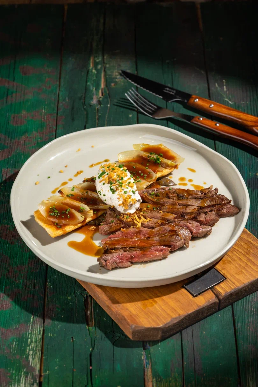 Альтернативный стейк из конины с луковым пирогом и трюфельной сметаной (Kumpan Terra)