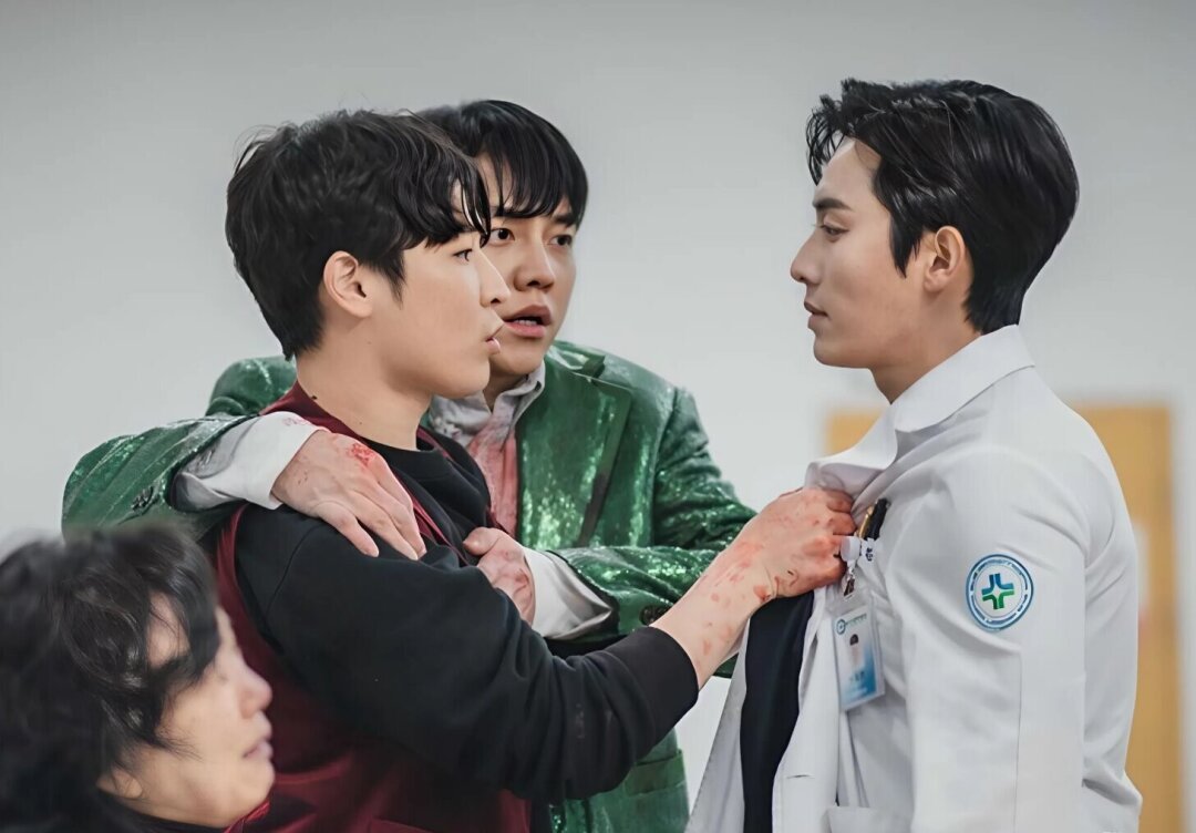 кадр из дорамы «Мышь», 2021