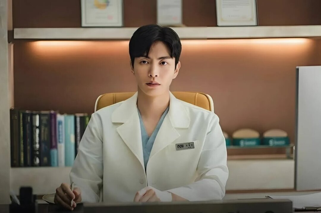 кадр из дорамы «Посмотри на меня», 2024