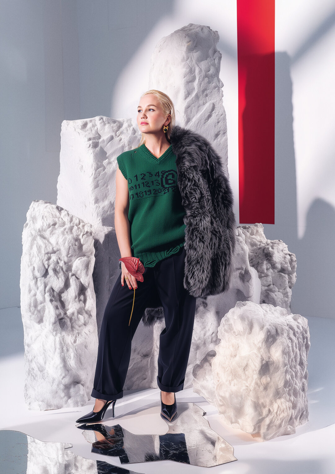 Жилет и брюки MM6 Maison Margiela, дубленка Jacob Lee, туфли Paris Texas (VOLNASTORE)