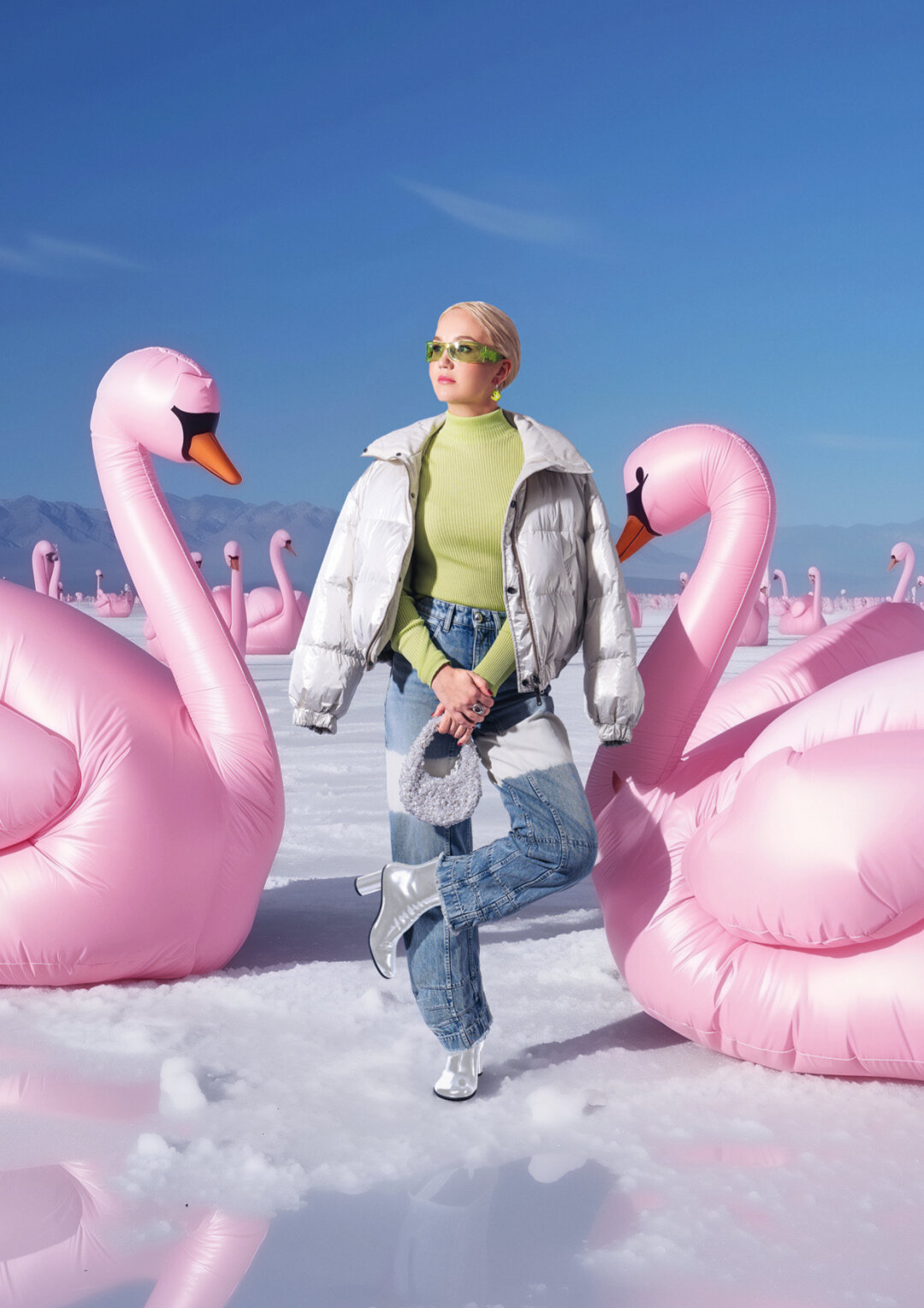 Пуховик Brunello Cucinelli, водолазка Sportmax, джинсы Jil Sander, ботильоны Bottega Veneta, сумка Retrofête (VOLNASTORE), очки Versace («Роскошное