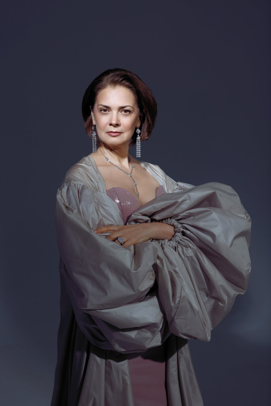 Накидка сшита специально для съемки Еленой Земсковой, платье JS SENSE, босоножки YANA (Лакшери STORE), украшения MARKIN'S