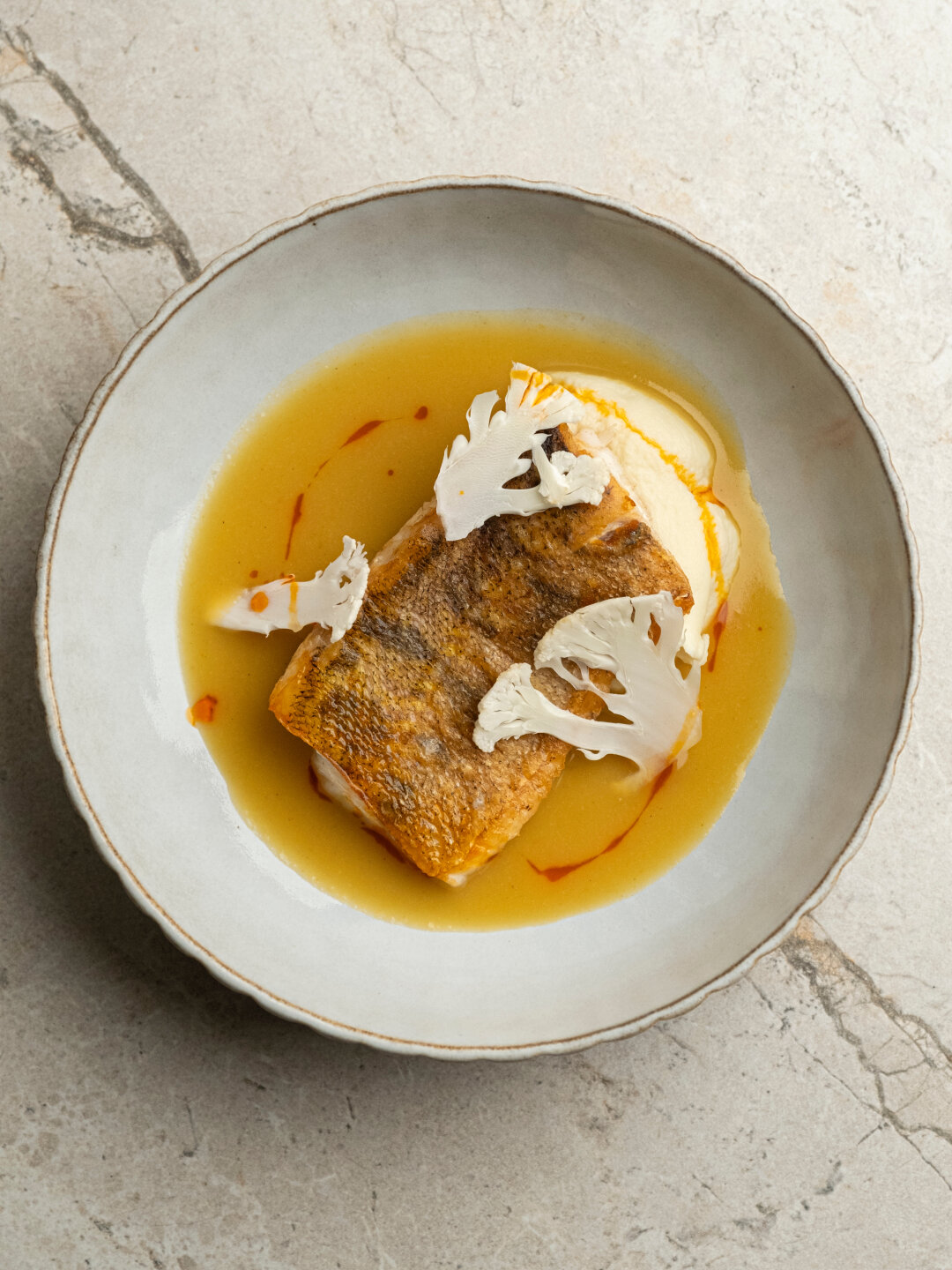 Судак с кремом из цветной капусты в Nolan Wine & Kitchen