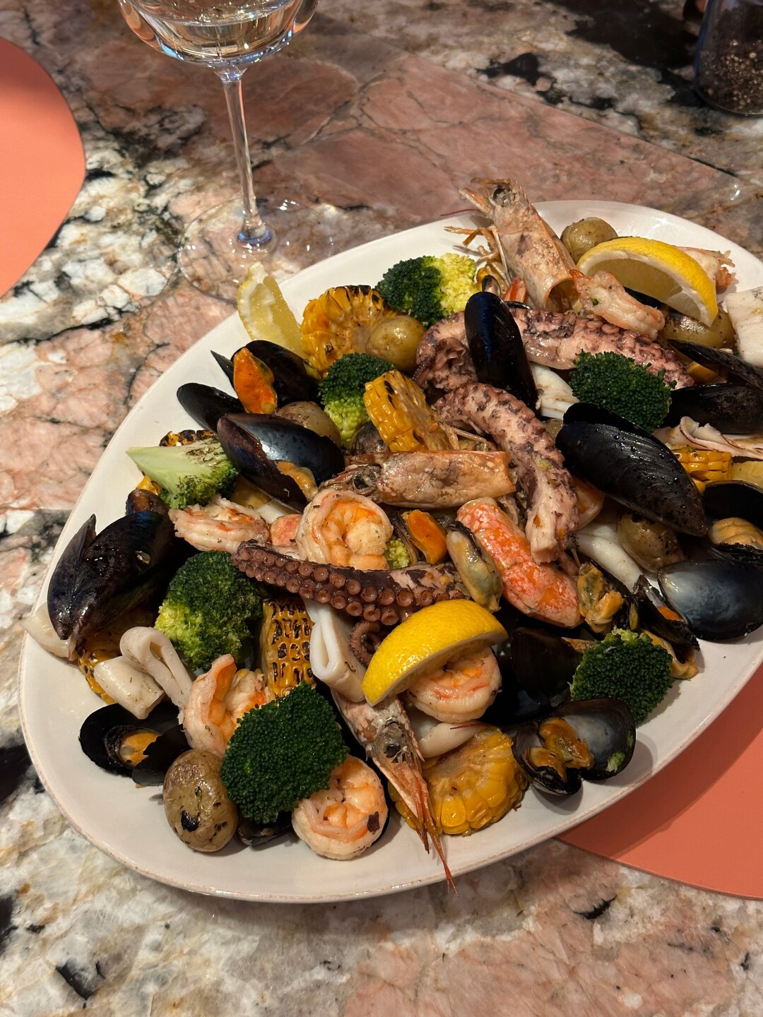 Соте из морепродуктов в Meduza Seafood & Wine