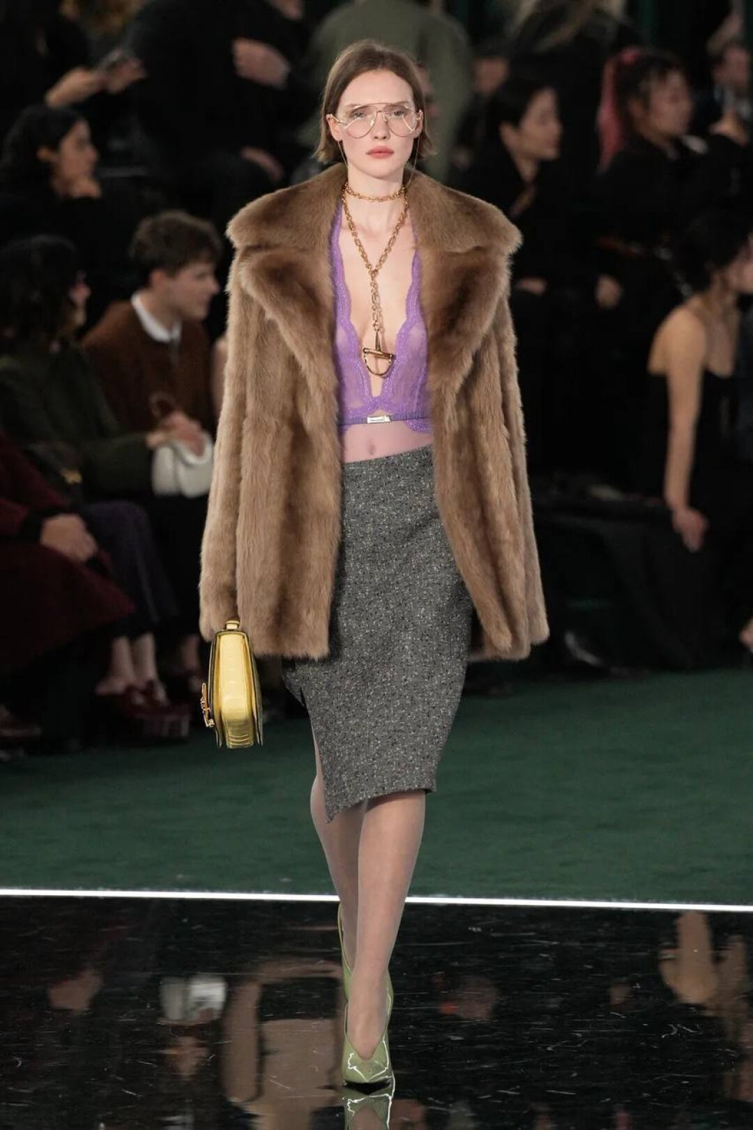 Главное фэшн-комбо сезона от Gucci: светлый капрон + суровая шерстяная юбка-карандаш