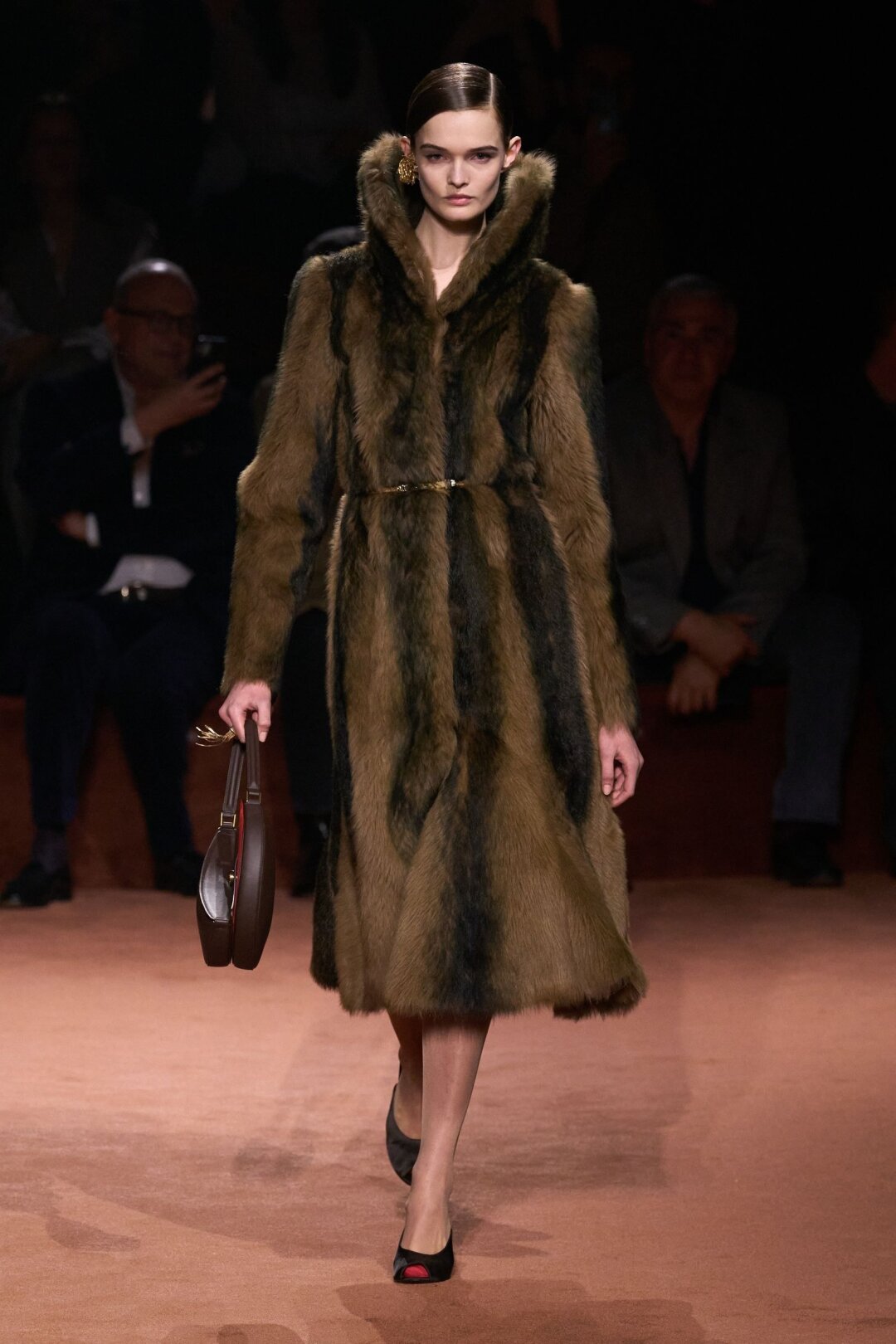 Шуба + телесный капрон - подиумный хит Fendi. Но для фэшн-справедливости отметим, что пионером тренда стал Saint Laurent в коллекции FW'24!
