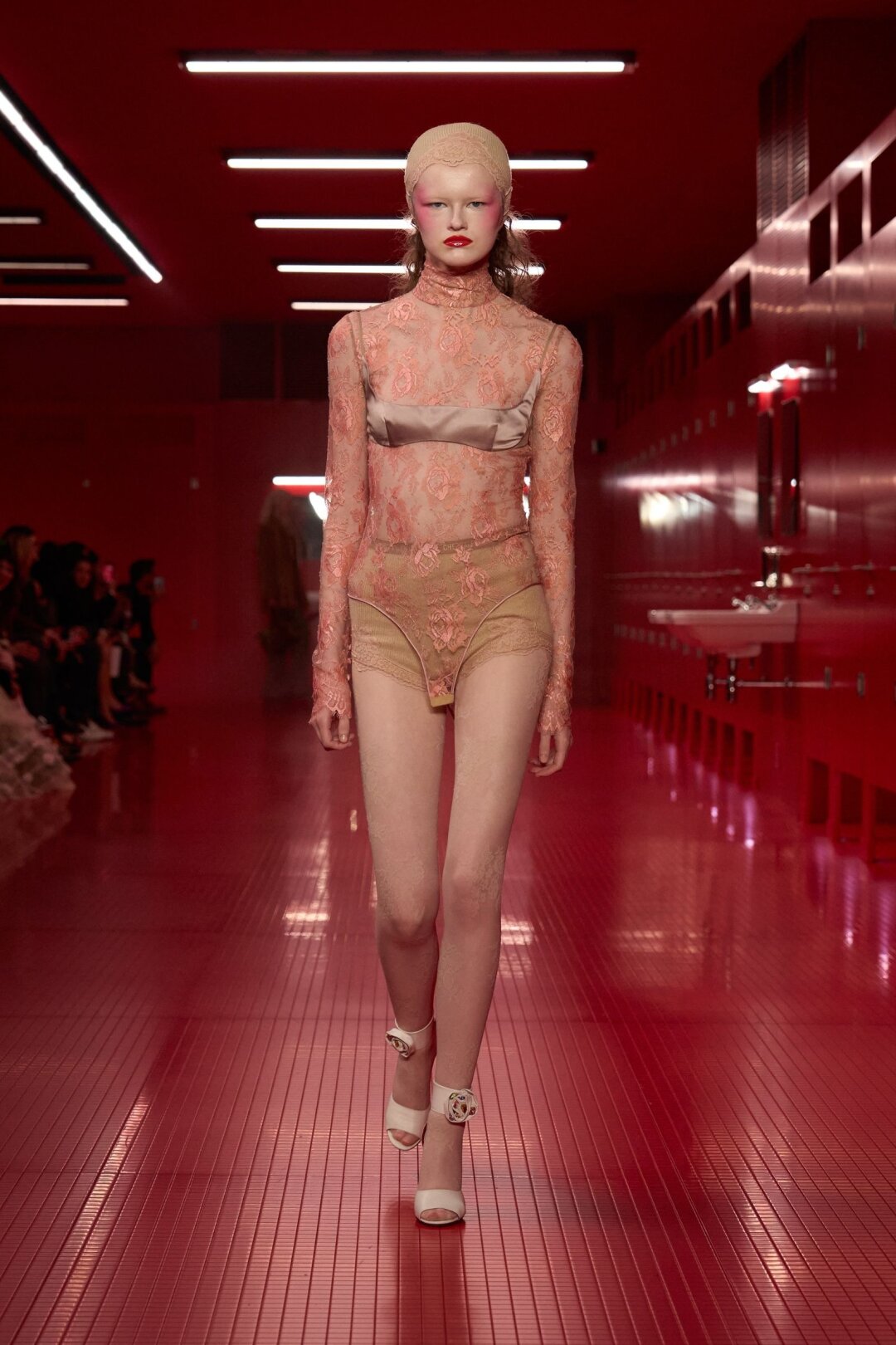 В новой коллекции Valentino Алессандро Микеле комбинирует полуневидимый капрон с гипюром
