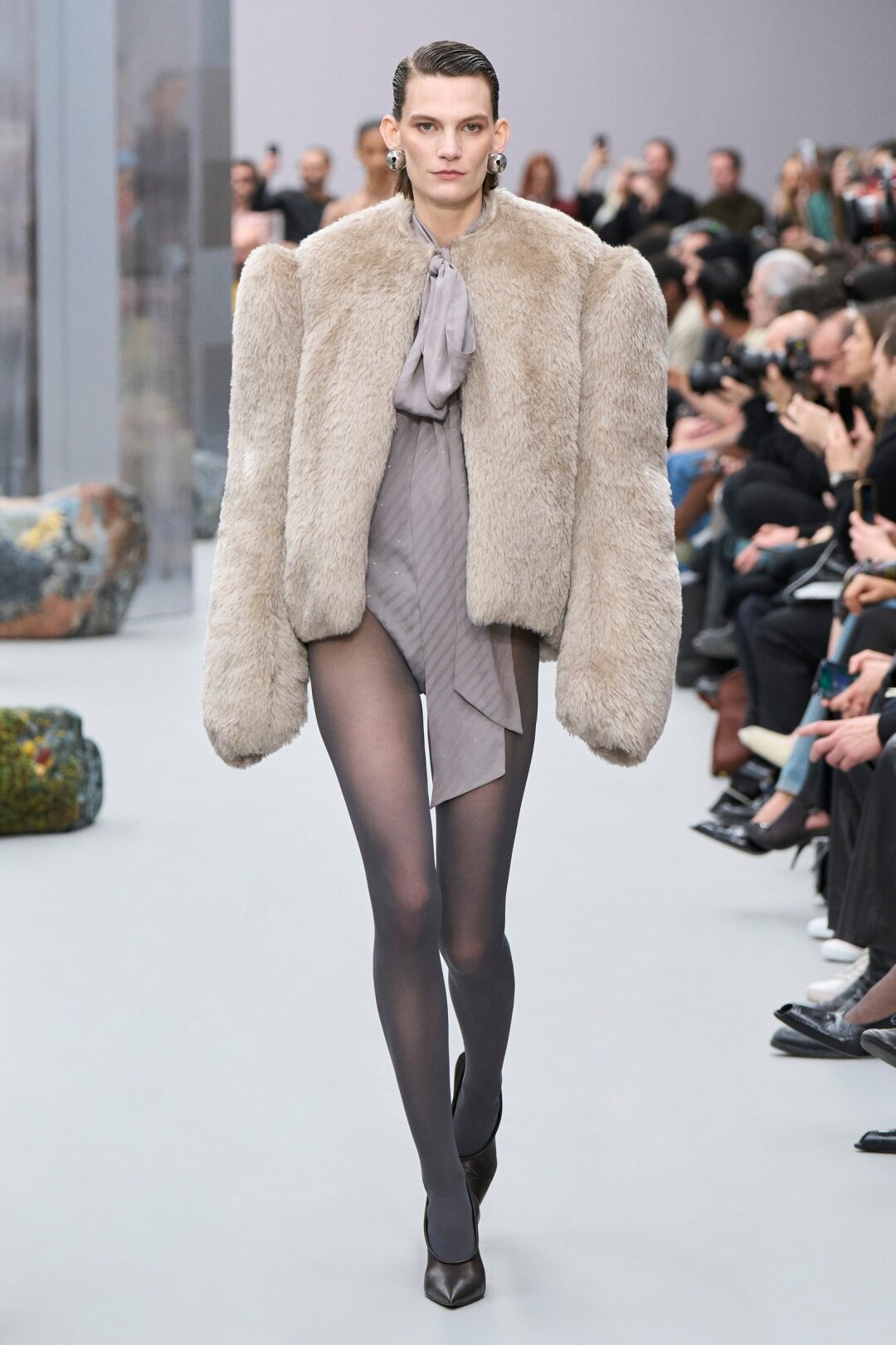 Acne Studios мэтчит мех с полупрозрачными текстурами