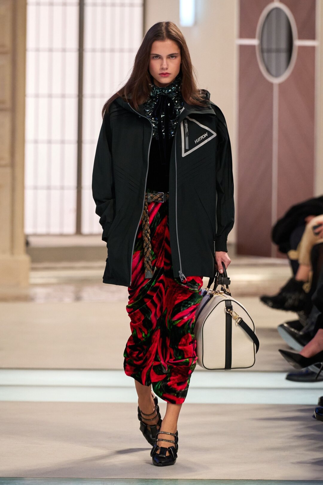 Цветочные принты + капроновые колготки с босоножками - комбо от Louis Vuitton