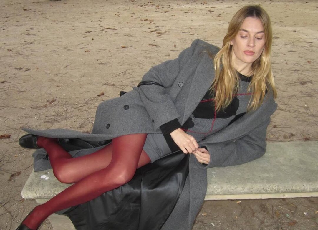 Камиль Шери рифмует серый цвет на джемпере с оттенком пальто и микро-шорт, а бордовую клетку — с бургунди колготками