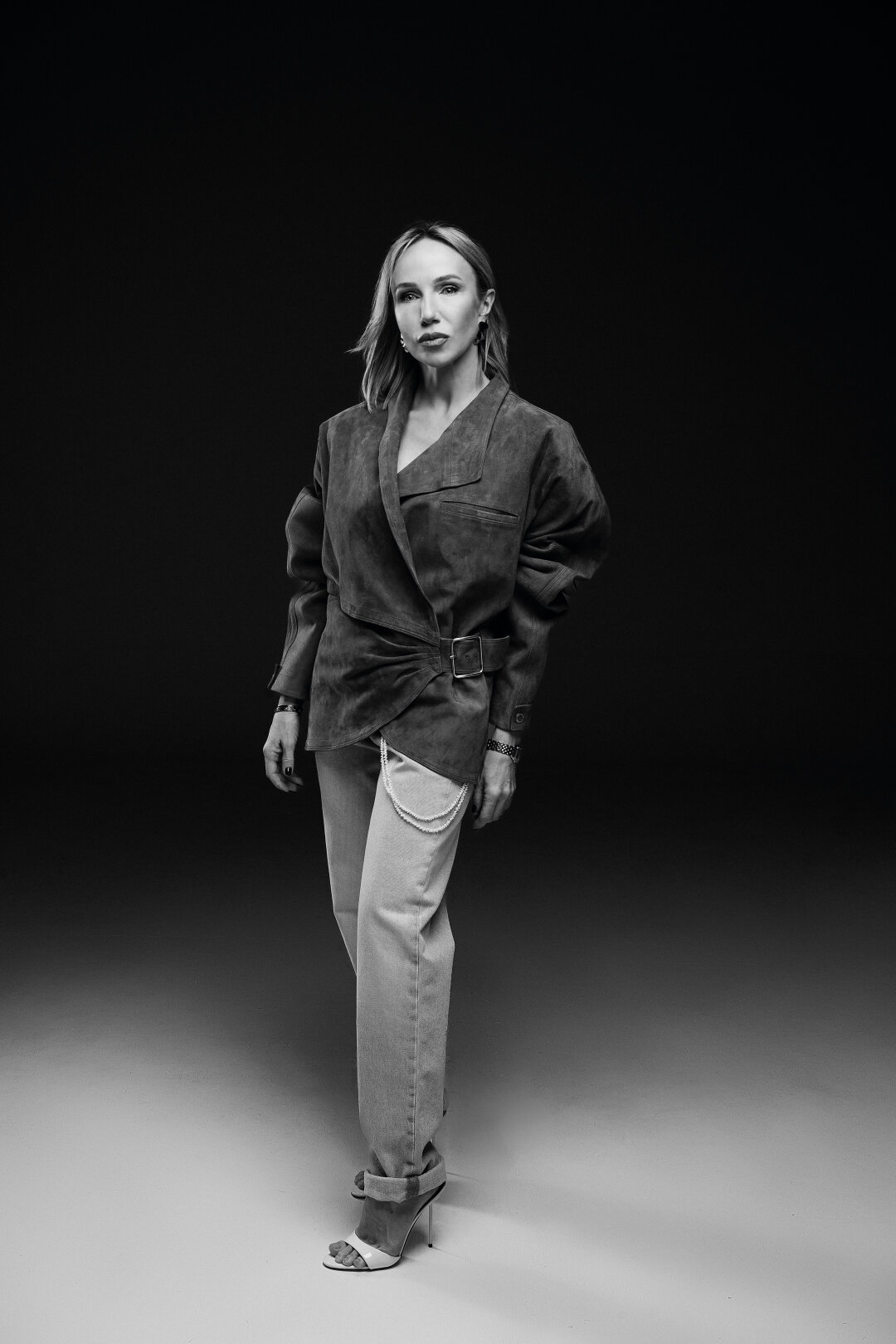 Пиджак и джинсы DARKPARK, мюли PARISTEXAS